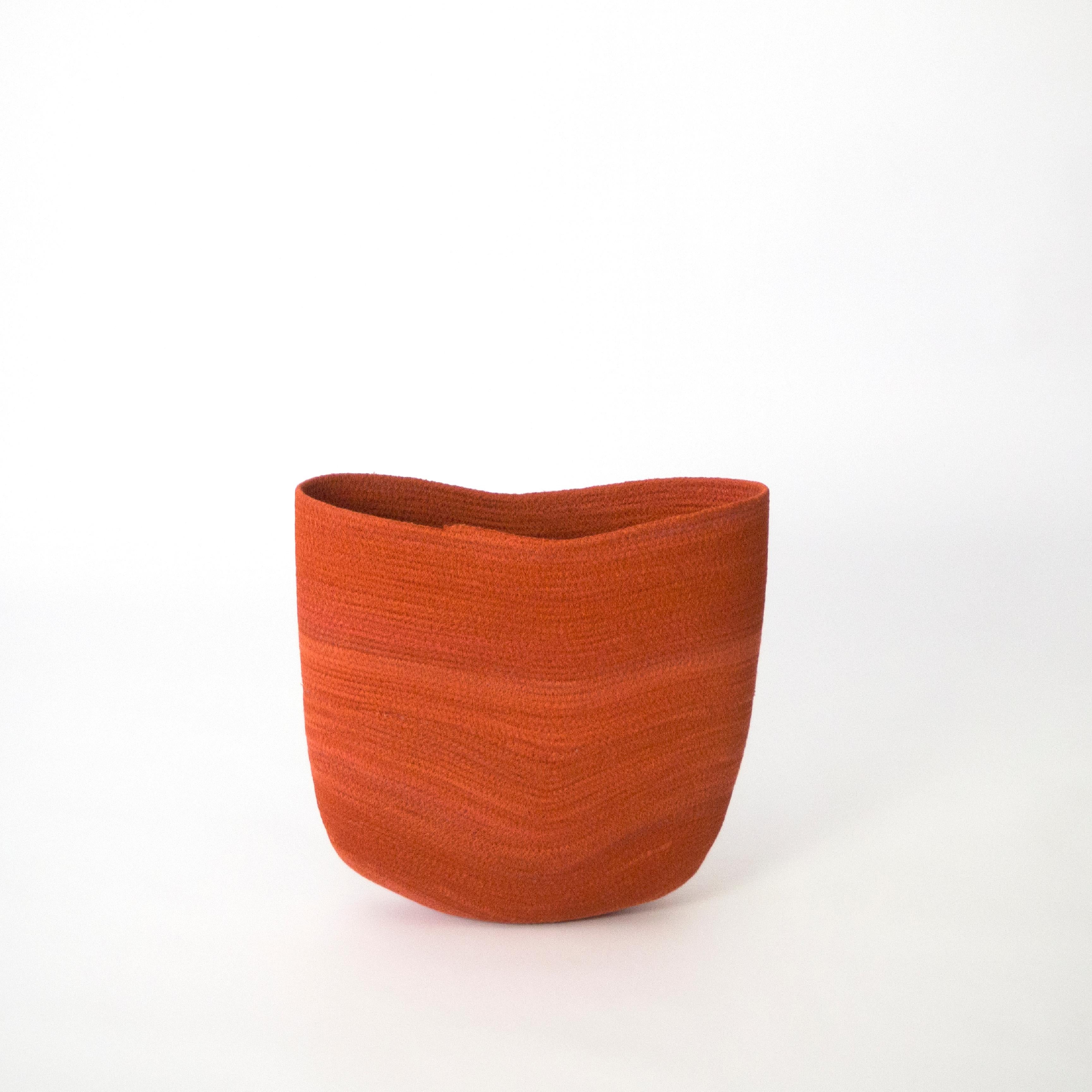 AT-MN 3 Vessel di Cristina Vallejo
Dimensioni: L. 27 x P. 14 x H. 25 cm
Materiali: Corde di cotone al 100% e filo di poliestere.
Peso: 0,65 Kg

ELSUR è un editore di mobili e prodotti, con sede a Madrid dal 2014. Interessati al rapporto tra l'uomo e