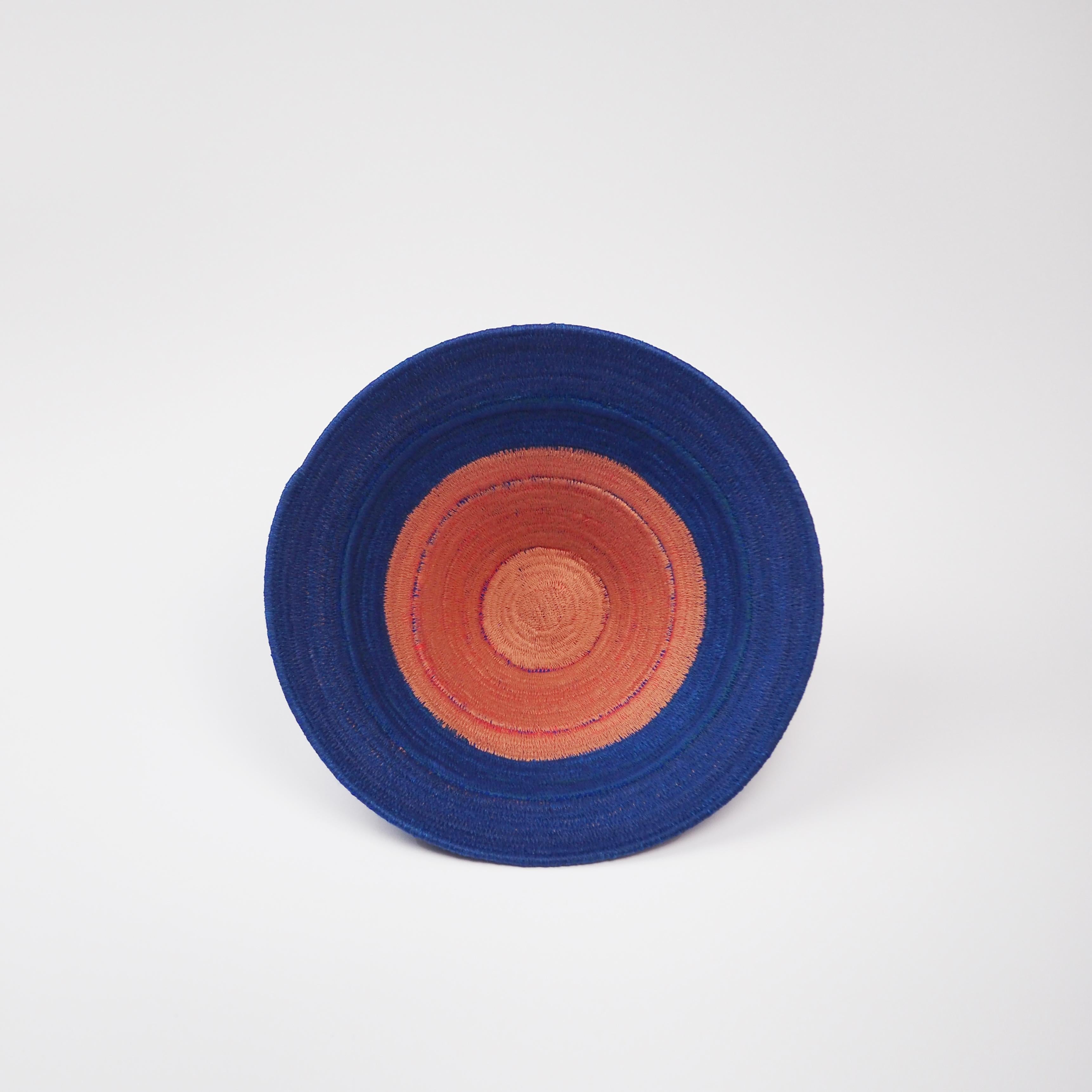 Vase AT- PL de Cristina Vallejo
Dimensions : D 25 x H 9,5 cm
Matériaux : Cordon 100 % coton et fil de polyester.
Poids : 0,2 kg

ELSUR est un éditeur de meubles et de produits, établi à Madrid depuis 2014. Intéressés par la relation entre l'homme et