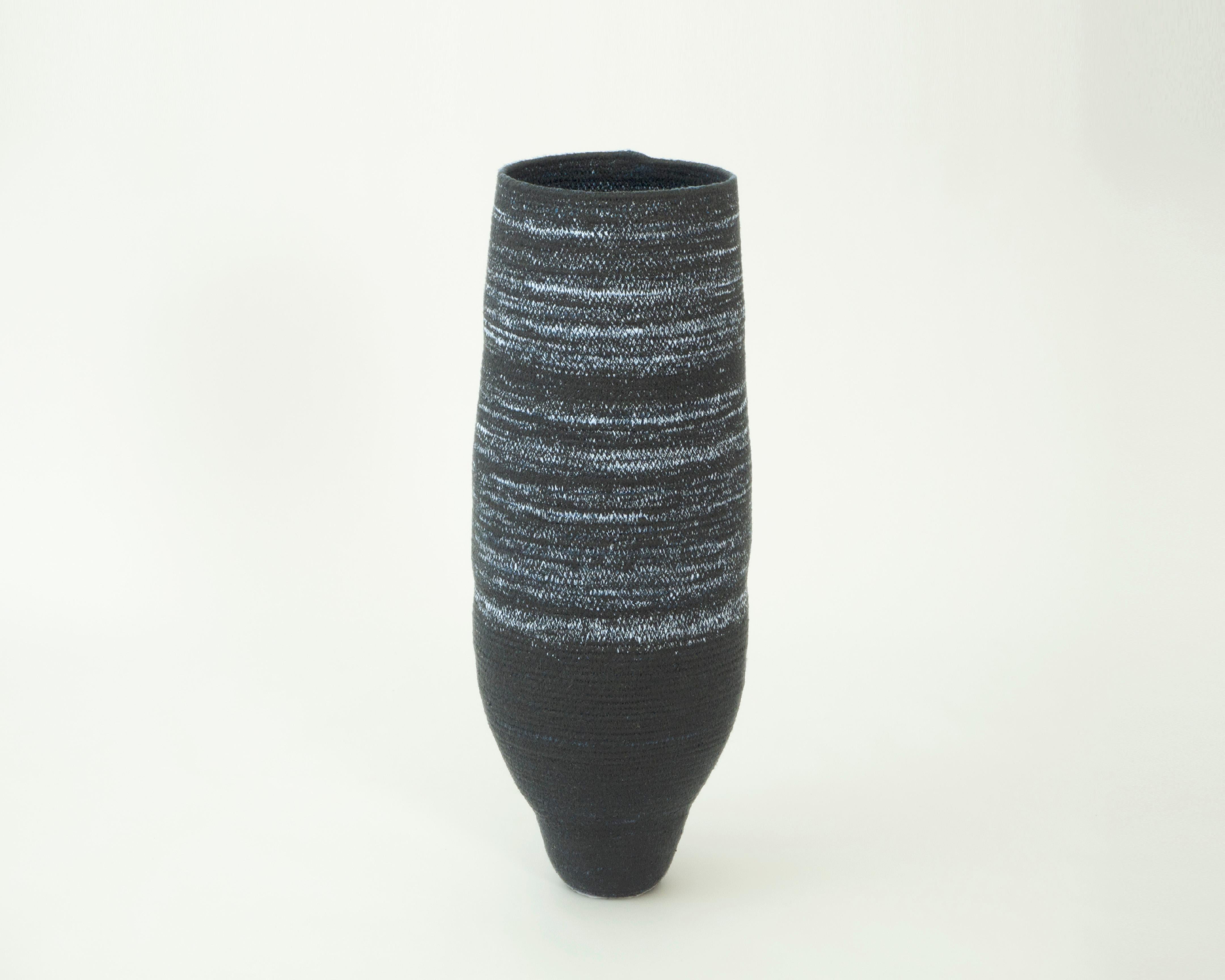 AT-S Vessel di Cristina Vallejo
Dimensioni: D. 15 x H. 38 cm
Materiali: Corde di cotone al 100% e filo di poliestere.
Peso: 0,32 Kg

ELSUR è un editore di mobili e prodotti, con sede a Madrid dal 2014. Interessati al rapporto tra l'uomo e gli