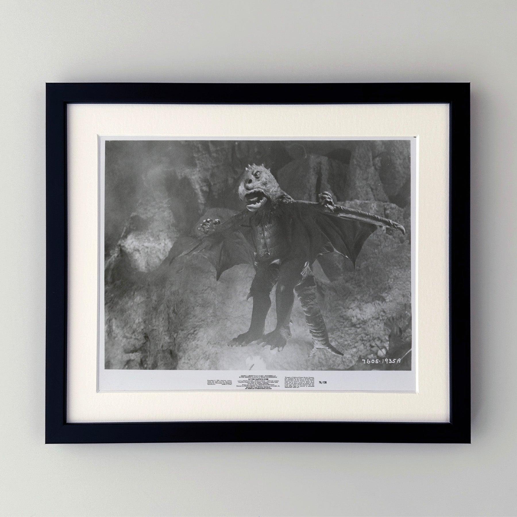 Photo de presse originale 8x10 inches pour At The Earths Core (1976) avec Doug McClure, Peter Cushing et Caroline Munro et réalisé par Kevin Connor.

Les photos de publicité (film/production) ont été créées pour aider les studios à promouvoir leurs