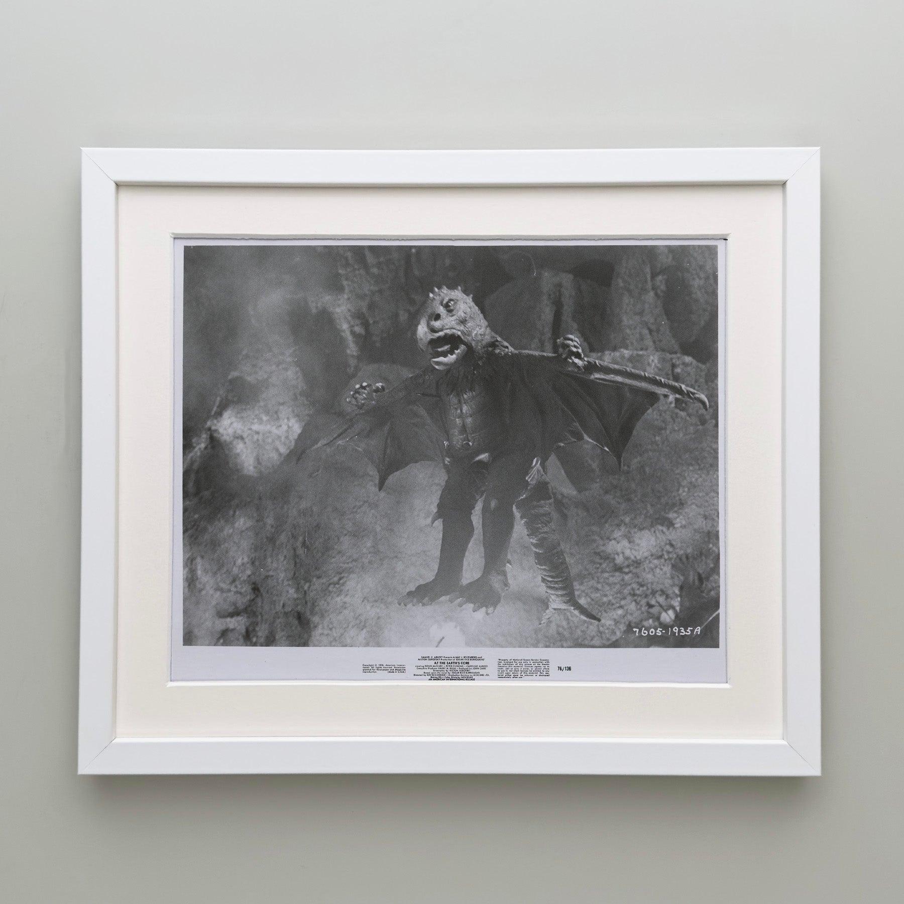 At The Earths Core (1976) Image publicitaire pour la presse - encadrée Excellent état - En vente à Bath, Somerset