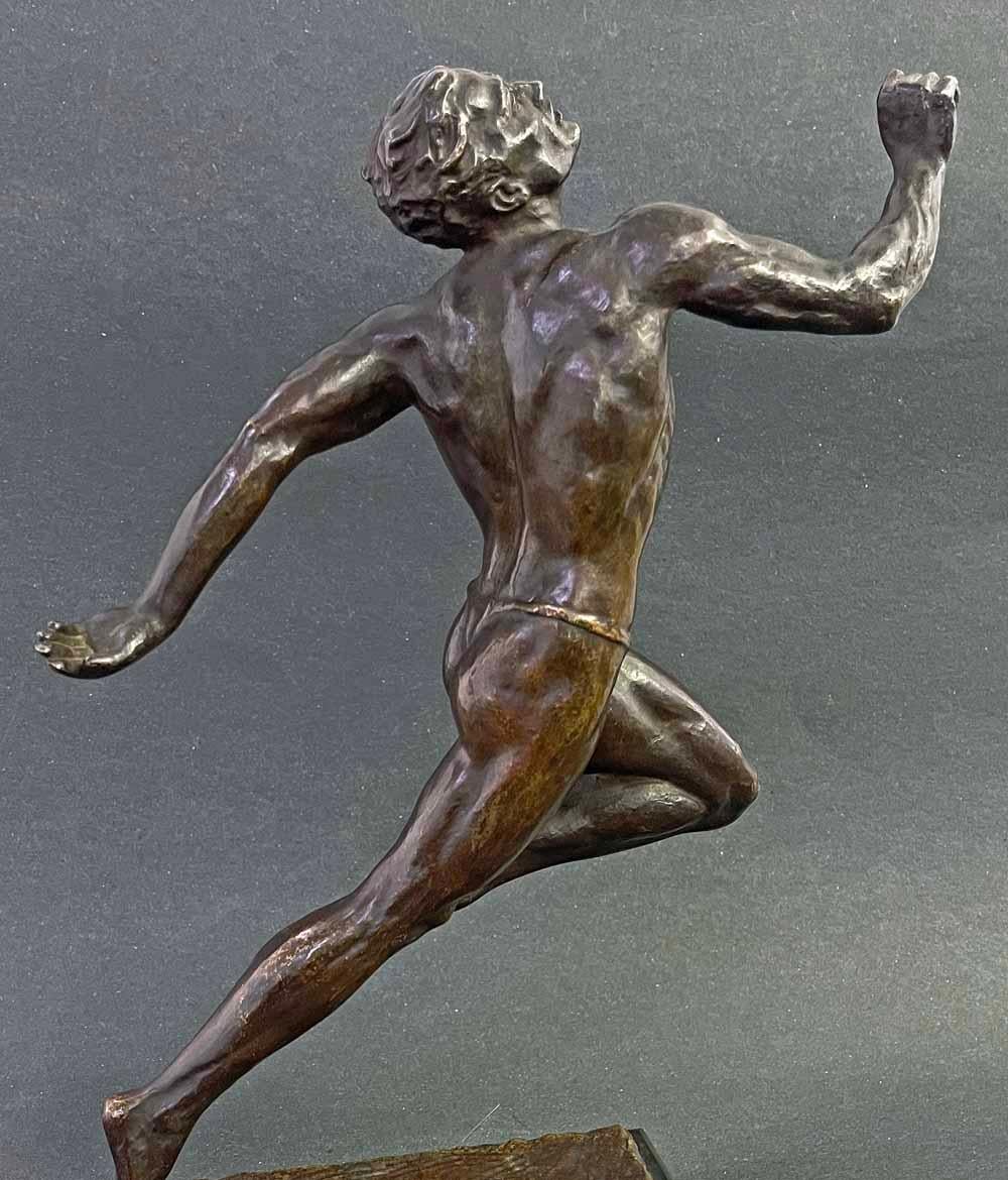 Milieu du XXe siècle « At the Finish Line, « Rare Art Deco Bronze Runner with Nude Male, Le Faguays en vente