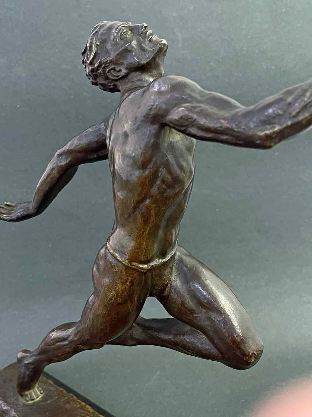 « At the Finish Line, « Rare Art Deco Bronze Runner with Nude Male, Le Faguays en vente 1