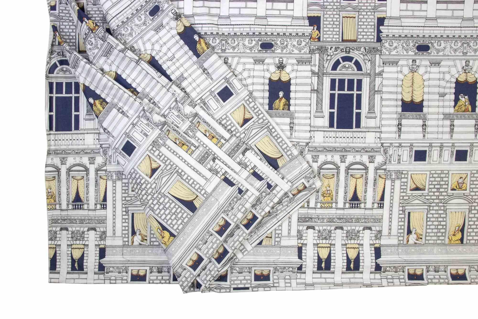  Au niveau de la fenêtre, le tissu est une  article de mode réalisé par Piero Fornasetti en 1980.

Dessins de personnages en tissu dans la vitrine.

Satin de coton

Collectional un article de mode précieux !