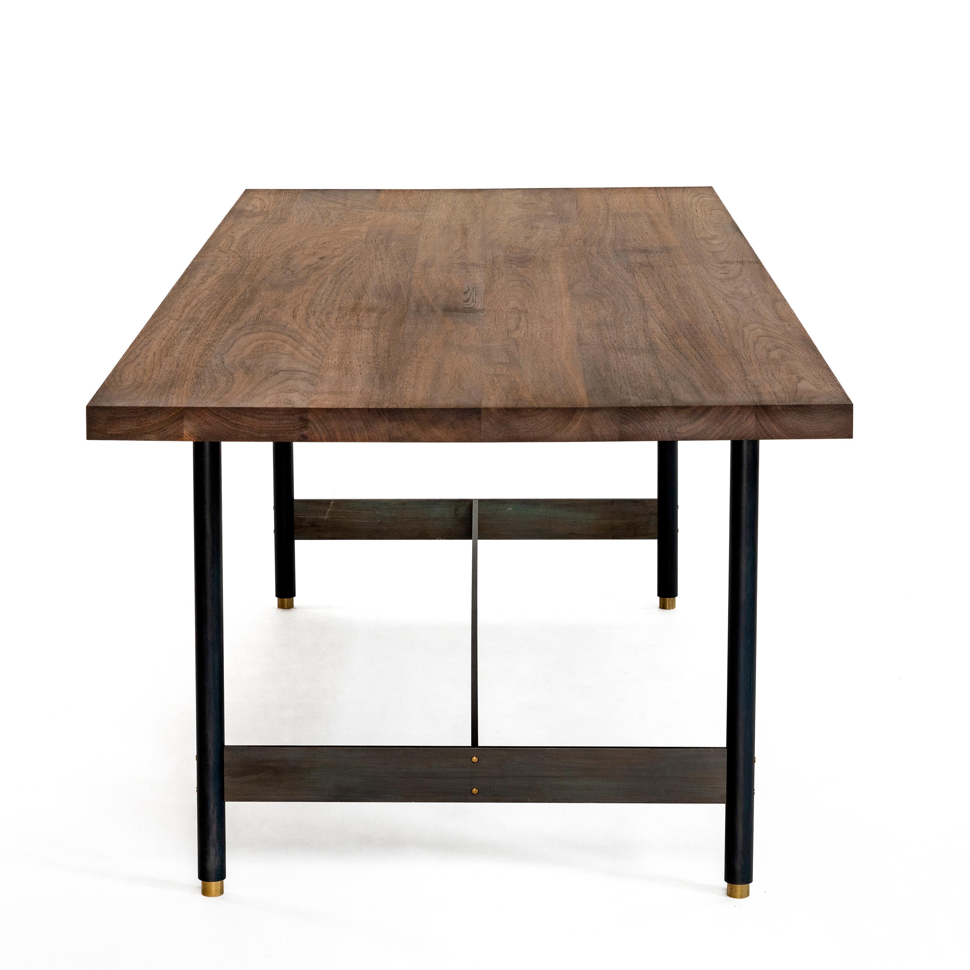 Moderne AT10, table de salle à manger en noyer avec base en acier noirci et accents en bronze en vente