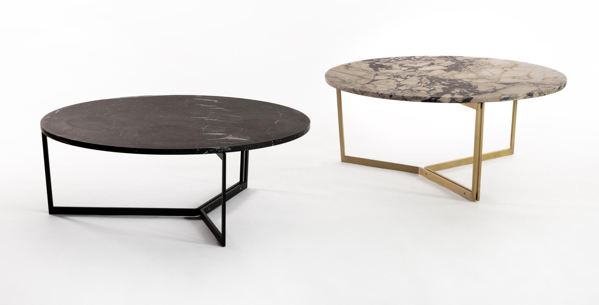 Mesa de centro redonda AT14 con base de acero ennegrecido y tapa de mármol (Disponible ahora) Moderno en venta