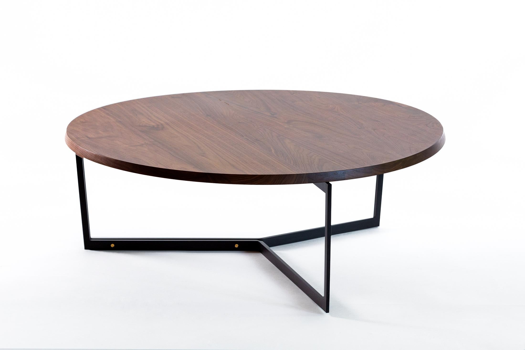 Mesa de centro redonda AT14 con base de acero ennegrecido y tapa de mármol (Disponible ahora) Estadounidense en venta