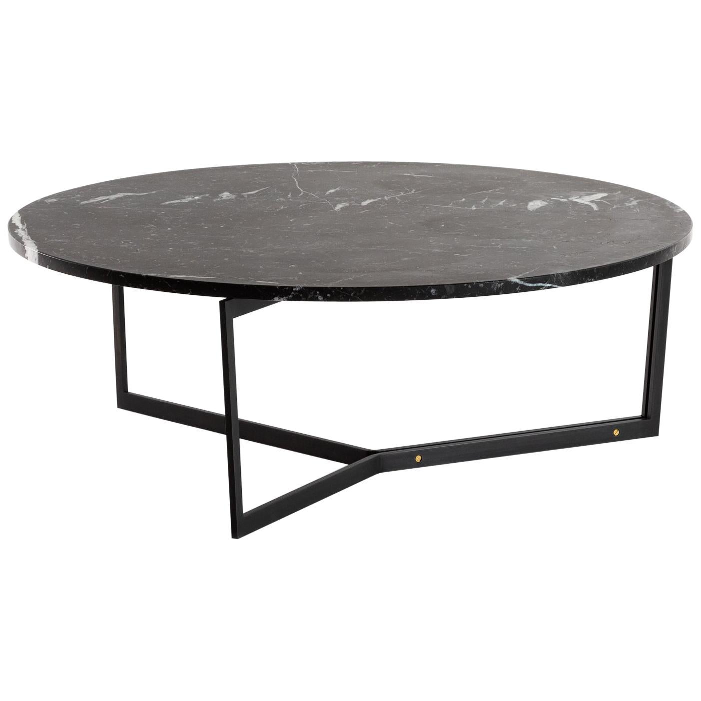 Table basse ronde AT14 avec base en acier noirci et plateau en marbre en vente