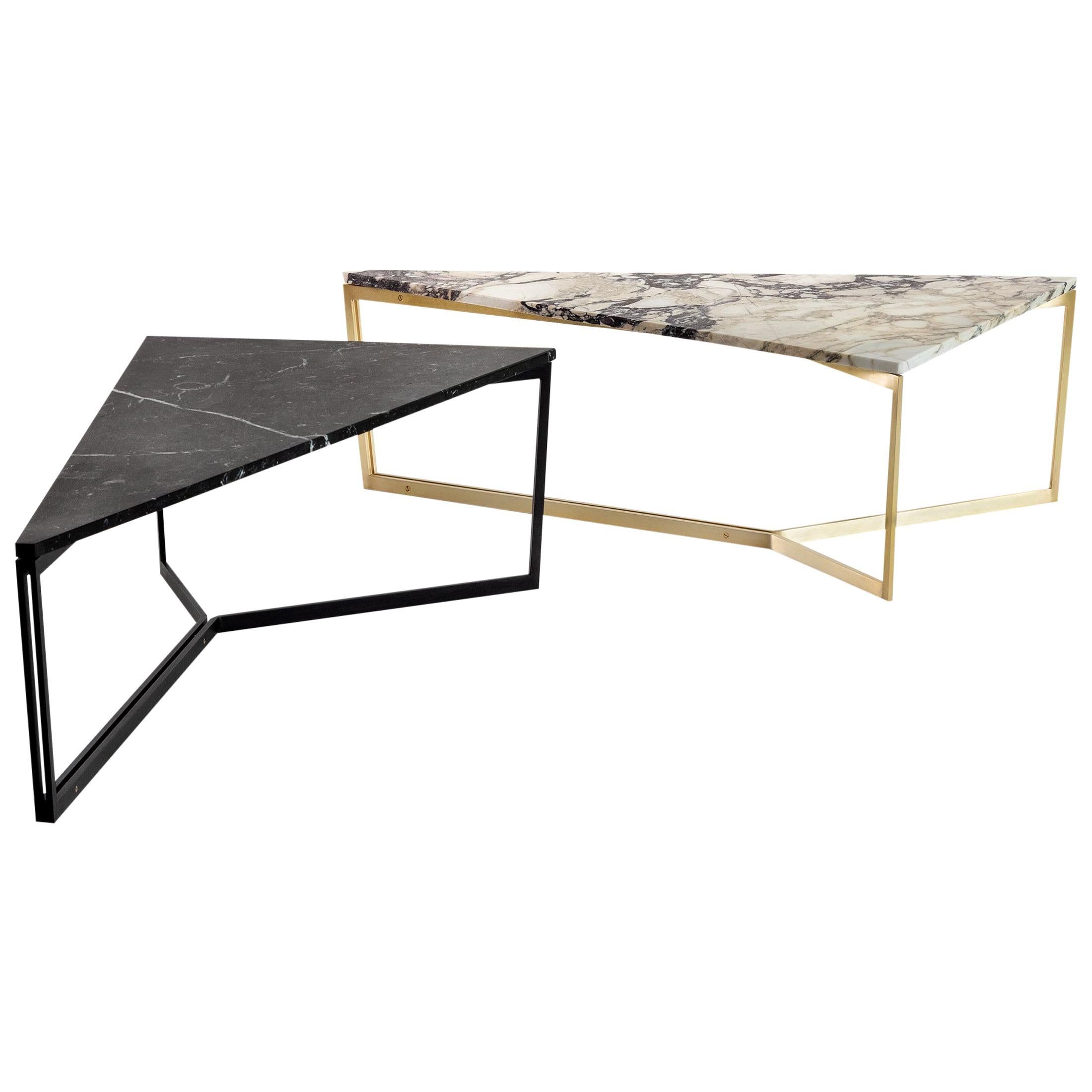 AT14, table basse triangulaire avec base en acier noirci et plateau en marbre