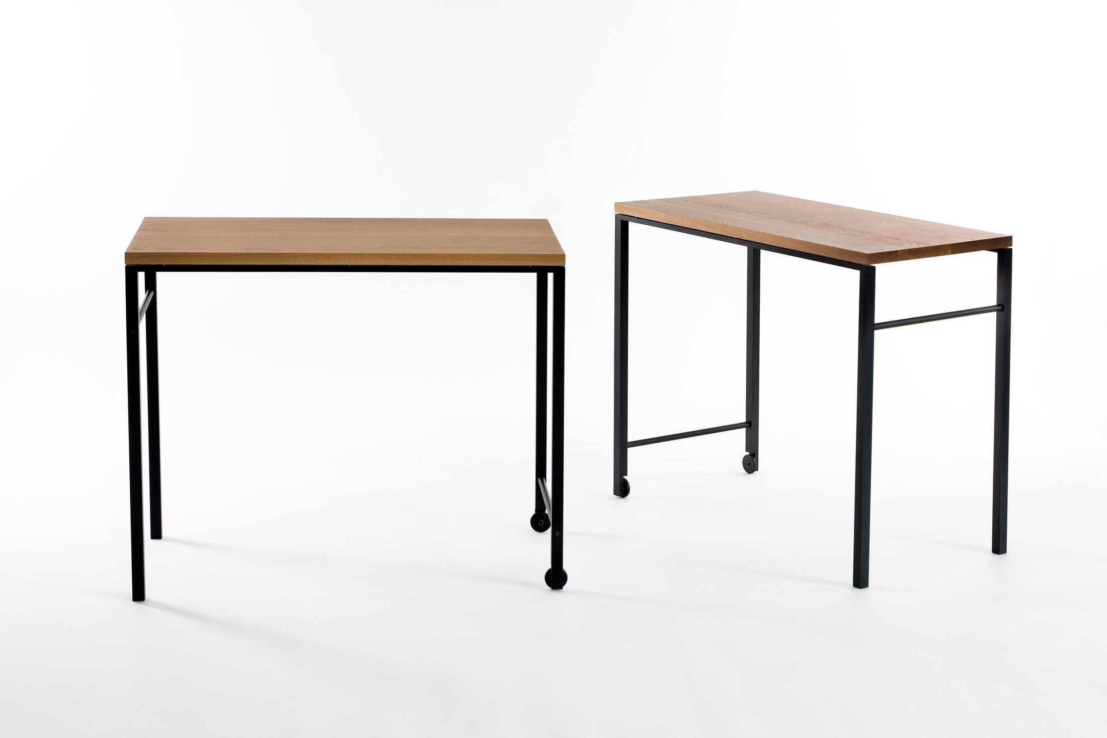 Qu'il soit utilisé comme table d'appoint, bureau ou chariot, les lignes épurées et les matériaux artisanaux de l'AT16 offrent une solution gracieuse pour la maison ou le bureau.

Représenté en chêne blanc massif et en acier laminé à froid