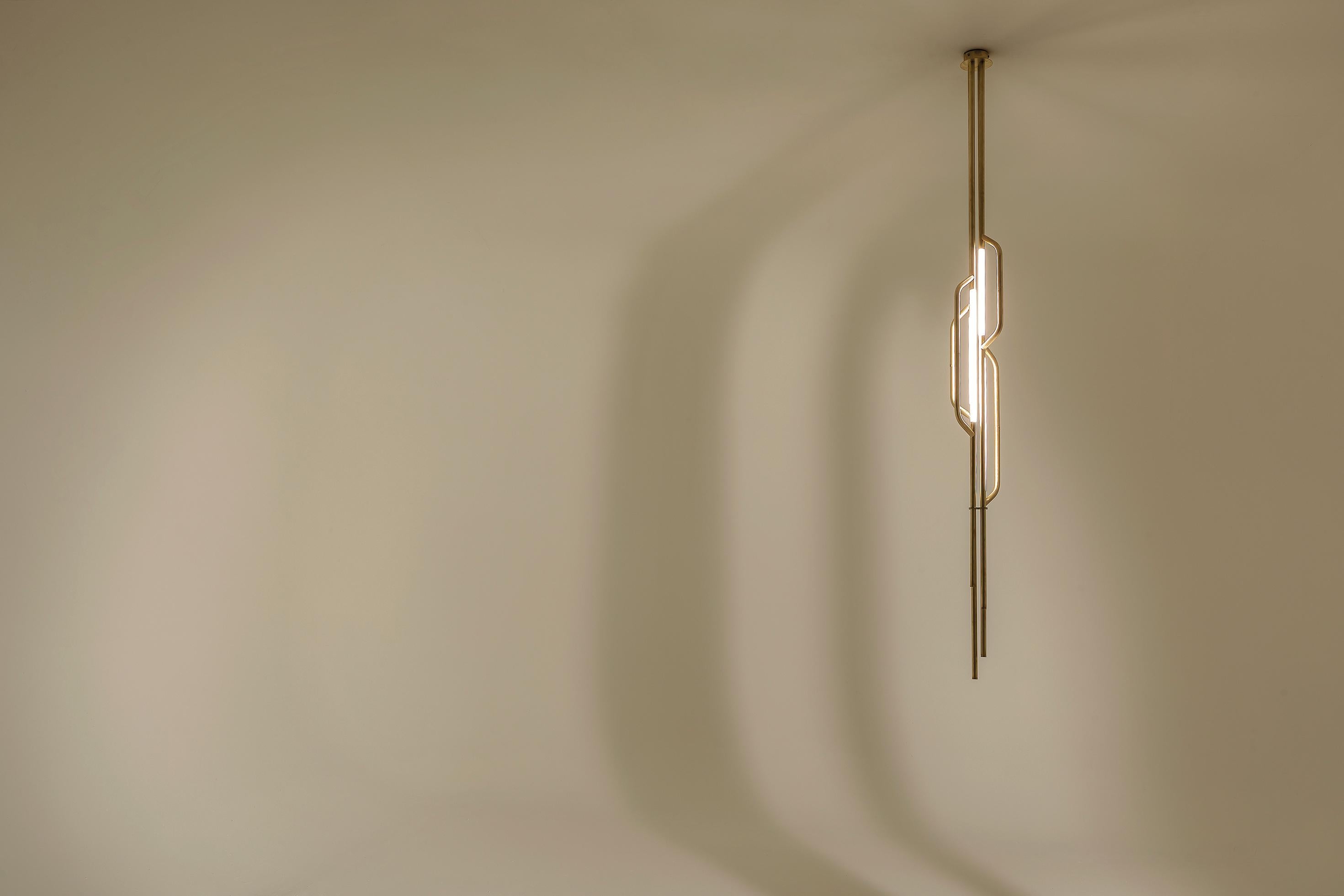 XXI secolo e contemporaneo AT624 Suspension Lamp in Satin Brass with 4 White Acrylic Diffusers by Daluce in vendita
