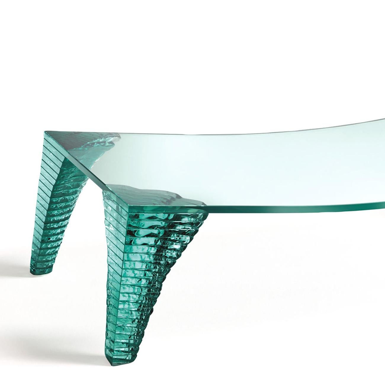 Coffee table Atalante with lightly curved top in
tempered glass, 19mm thickness. Hand-sculpted
glass legs composed of 19 tempered glass elements,
19mm thickness each glued to each others.