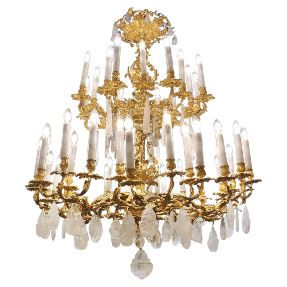 Lámpara de araña del siglo XVIII, estilo Luis XV, de bronce dorado y cristal de roca, con 48 luces