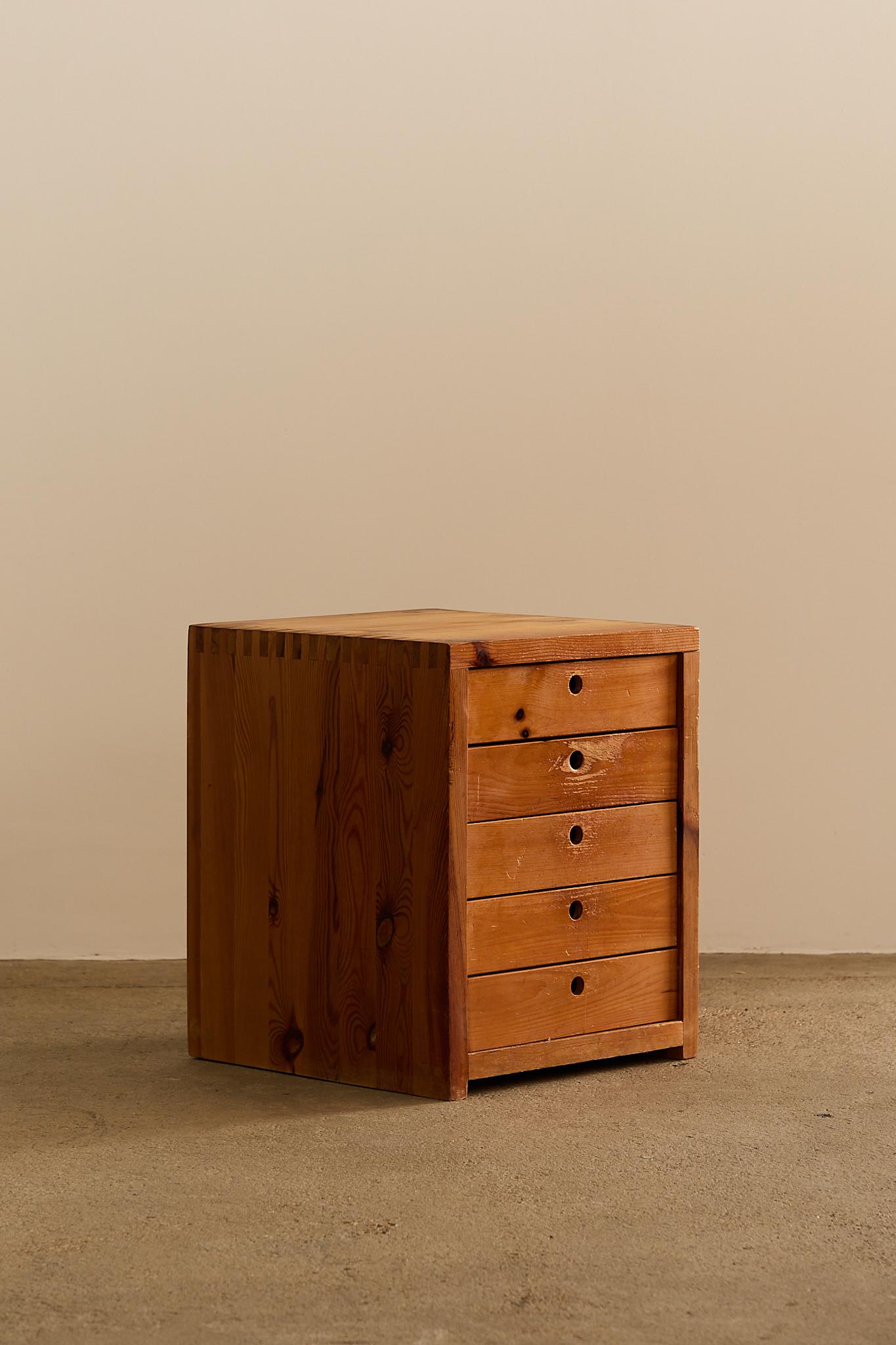 Ate Van Apeldoorn Desk 3