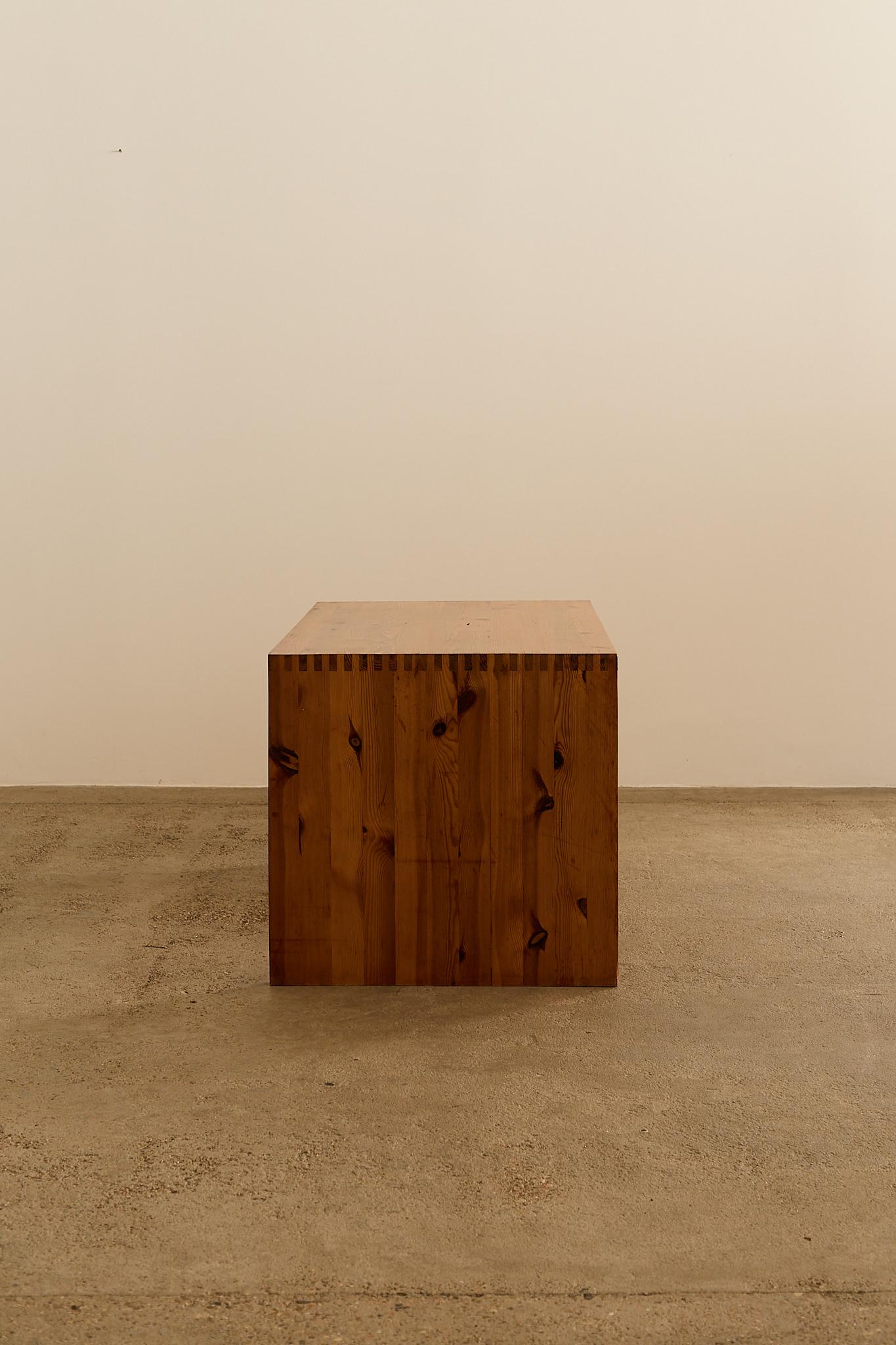 Ate Van Apeldoorn Desk 1