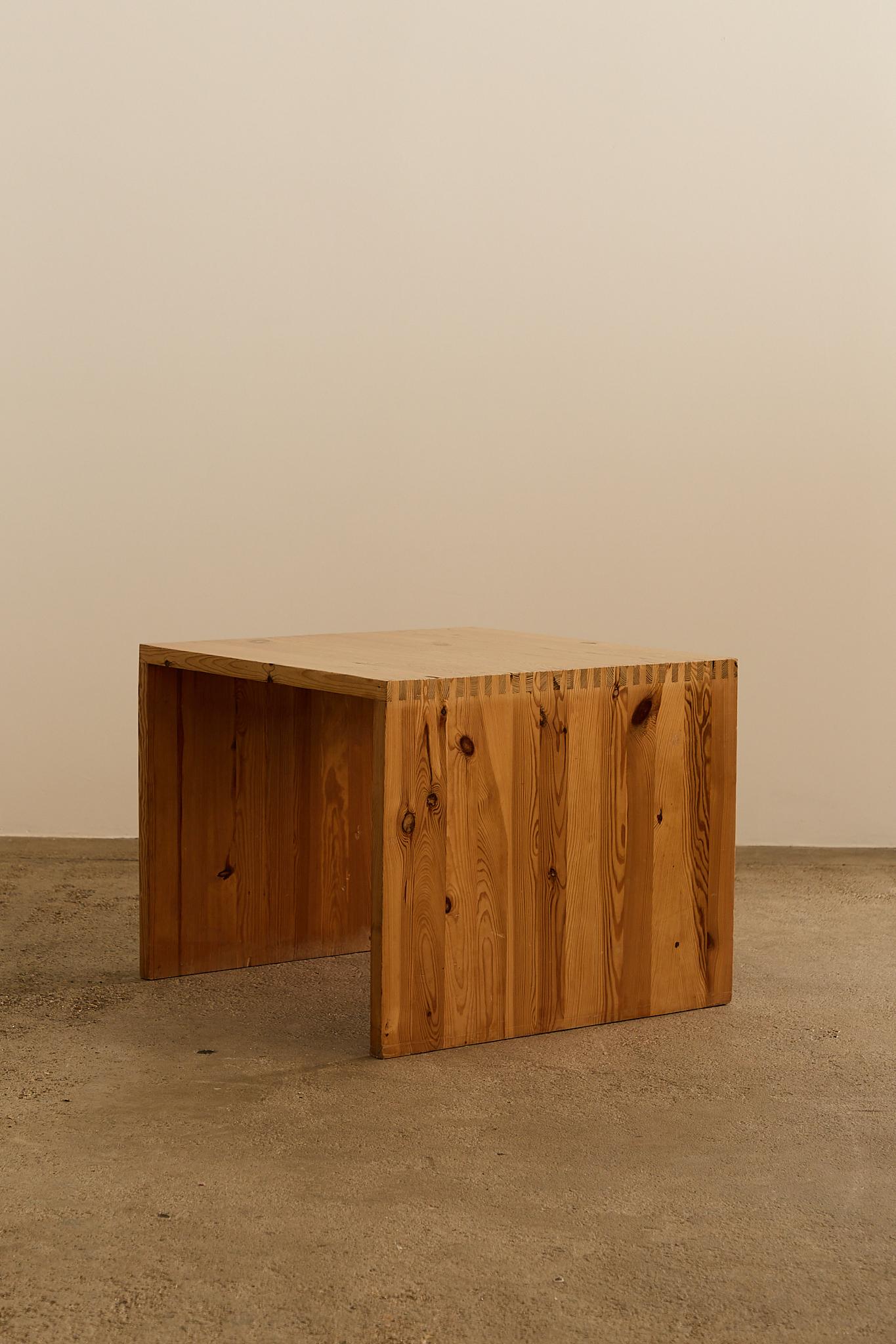 Ate Van Apeldoorn Desk 2