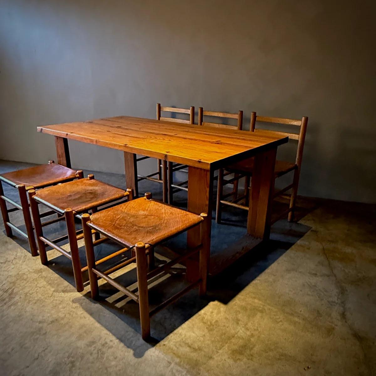 Cet ensemble de salle à manger Ate Van Apeldoorn, composé d'une table, de trois chaises et de trois tabourets avec assise en cuir, respire le charme quintessencié du design hollandais des années 1960. Fabriqué avec précision, l'ensemble se