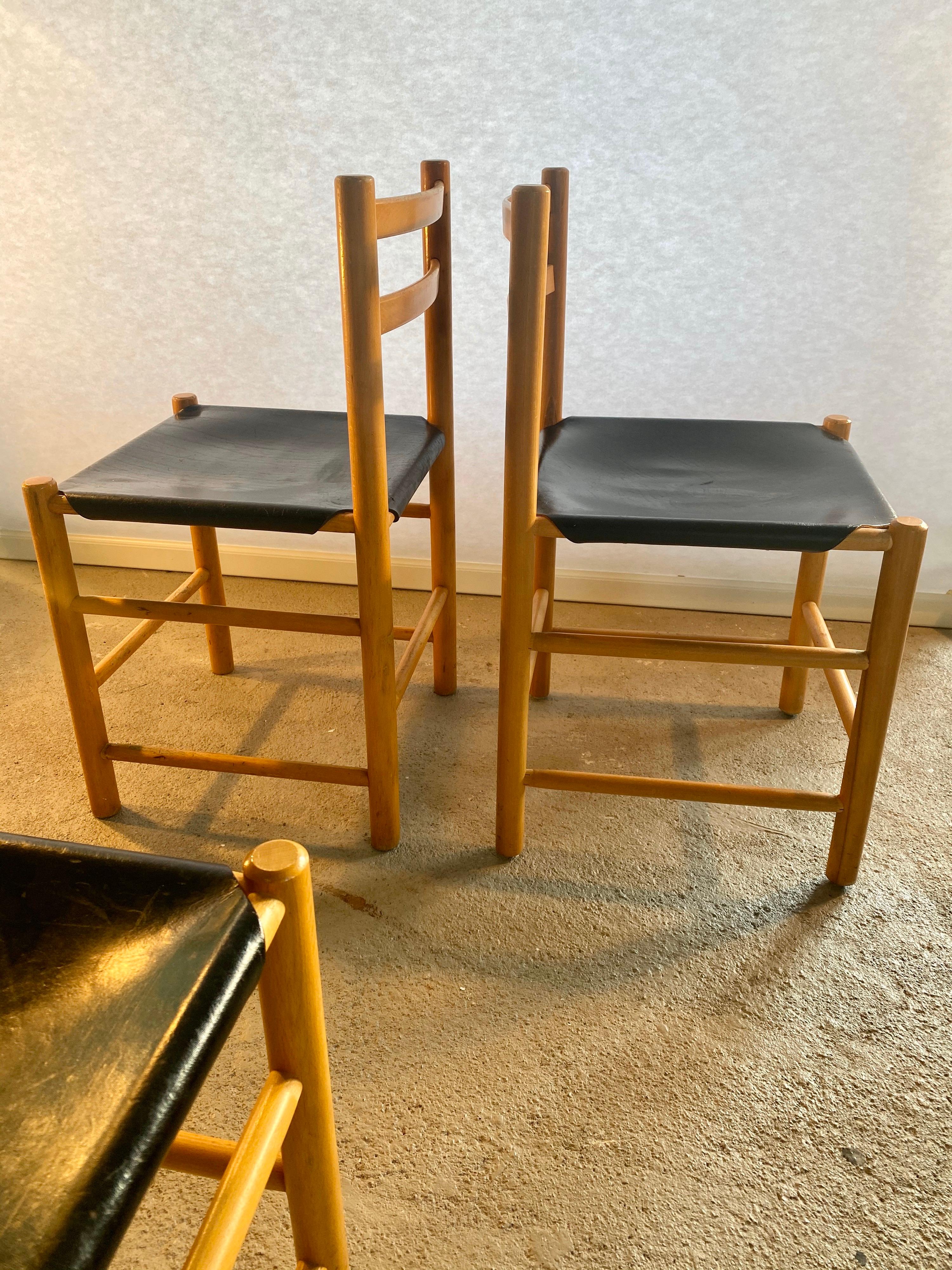 Set of 4 rare Ate Van Apeldoorn dining room chairs plus a hocker or low stool from the 1960s. The chairs have beautiful thick black harness leather seats in great condition, mounted on a birch wood frame. This seating set is a great example of the