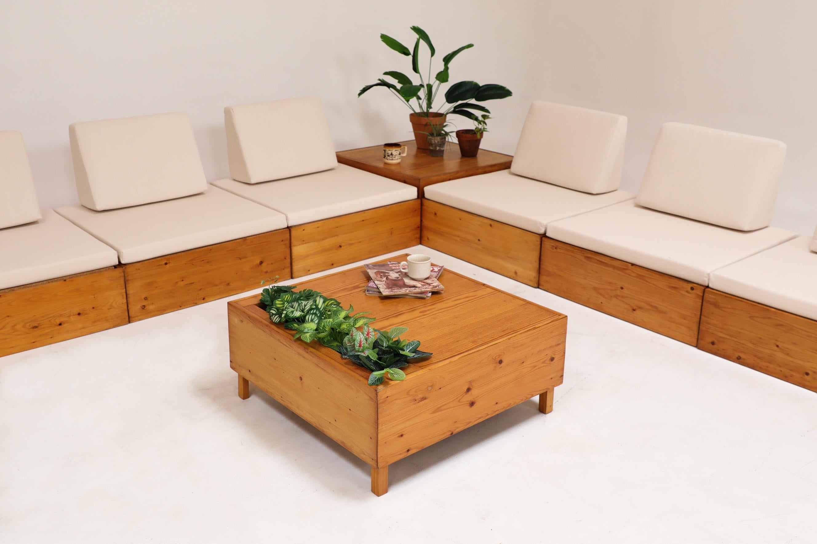 Von Ate van Apeldoorn inspirierte Sofa-Sitzgruppe aus Kiefernholz mit neuen Canvas-Sitzmöbeln und eingebauten Beistelltischen. Einer hat einen Ausschnitt für Zeitschriften oder Pflanzen. Leicht überarbeitet und mit neuen Polstern, ansonsten im
