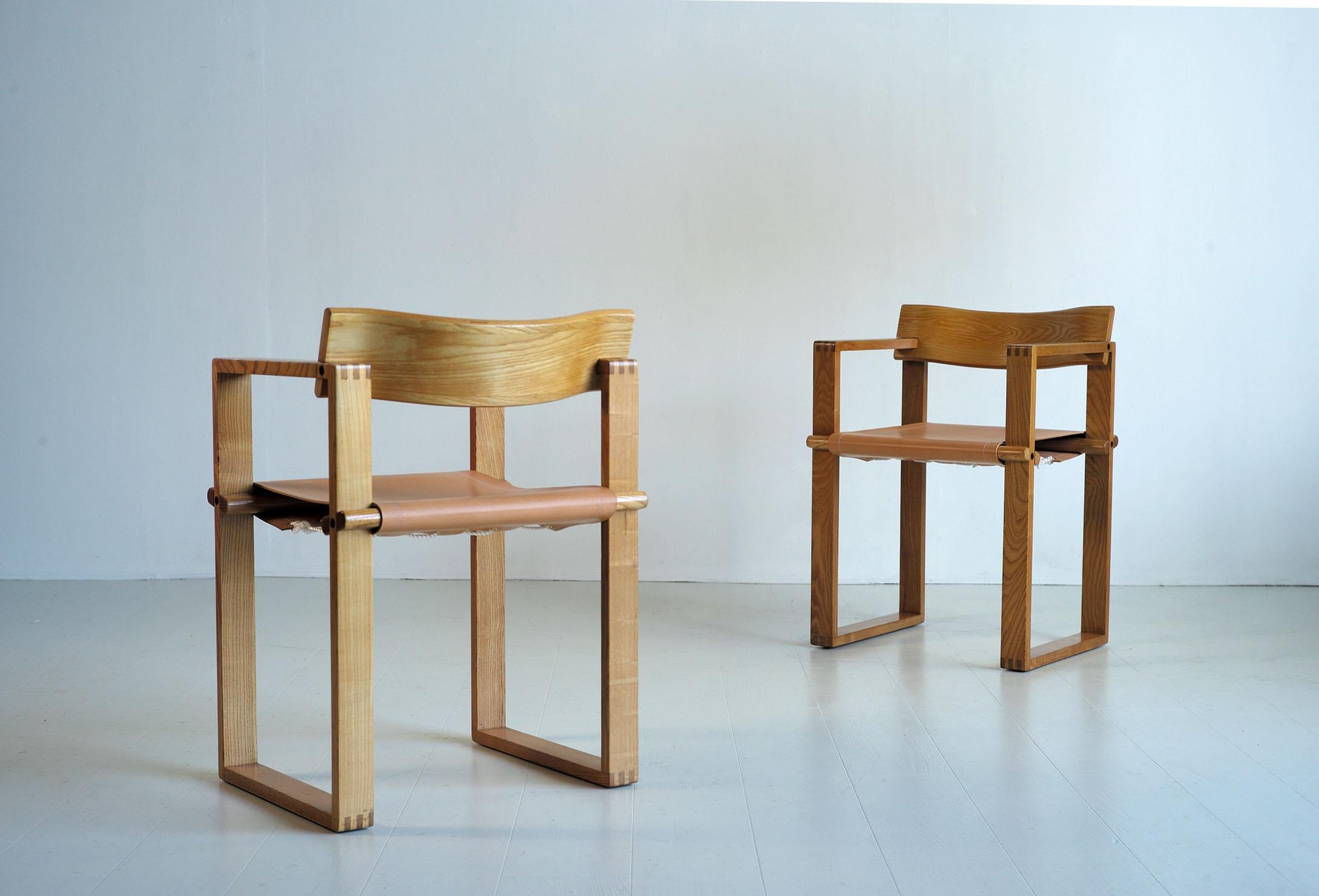 Ate Van Apeldoorn für Houtwerk Hattem, zwei Sessel aus Esche und genähtem Leder, Niederlande 1970. Das minimalistische Design kombiniert eine rigorose Ausführung. Die 