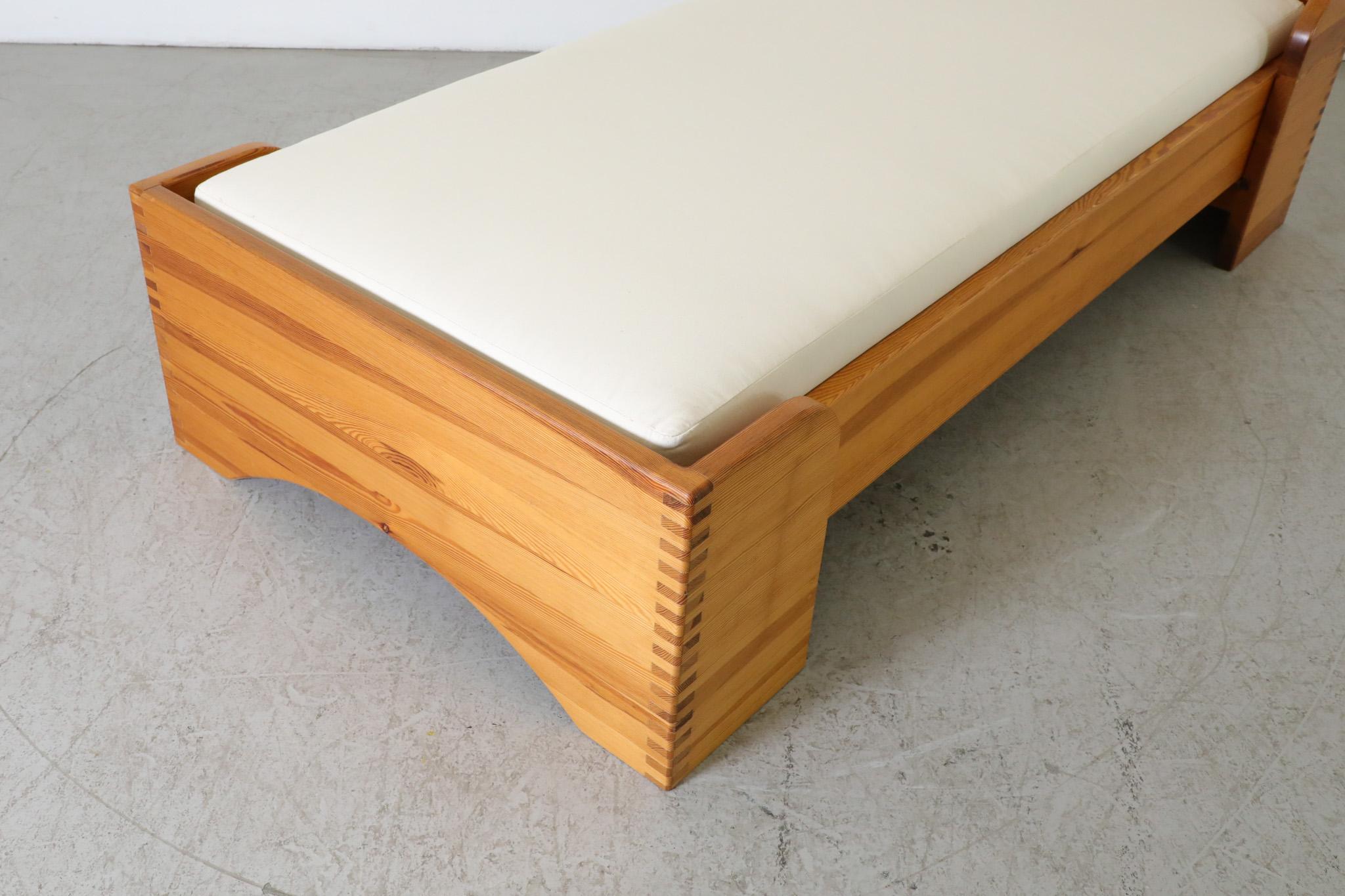 Cadre de lit simple en pin Ate Van Apeldoorn avec joints en forme de boîte et base arquée en vente 3