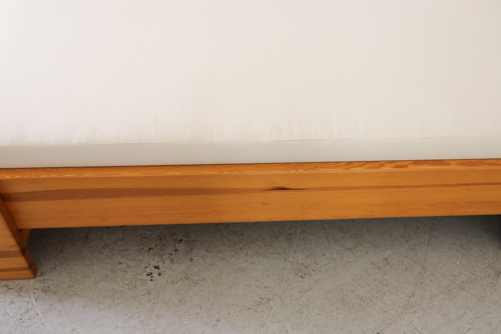 Cadre de lit simple en pin Ate Van Apeldoorn avec joints en forme de boîte et base arquée en vente 4