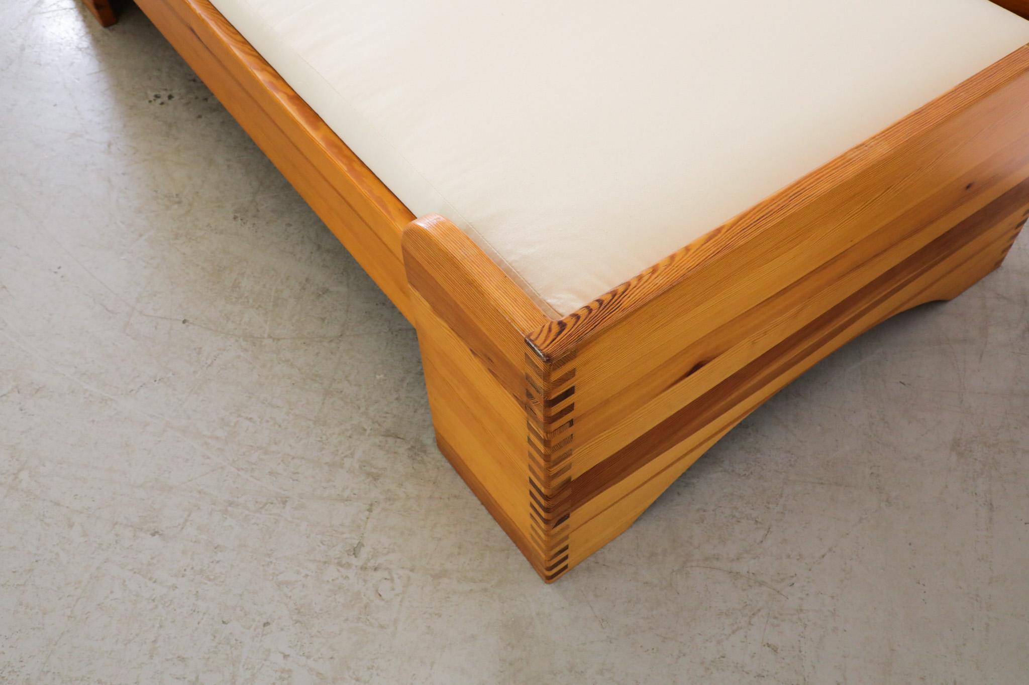 Cadre de lit simple en pin Ate Van Apeldoorn avec joints en forme de boîte et base arquée en vente 5
