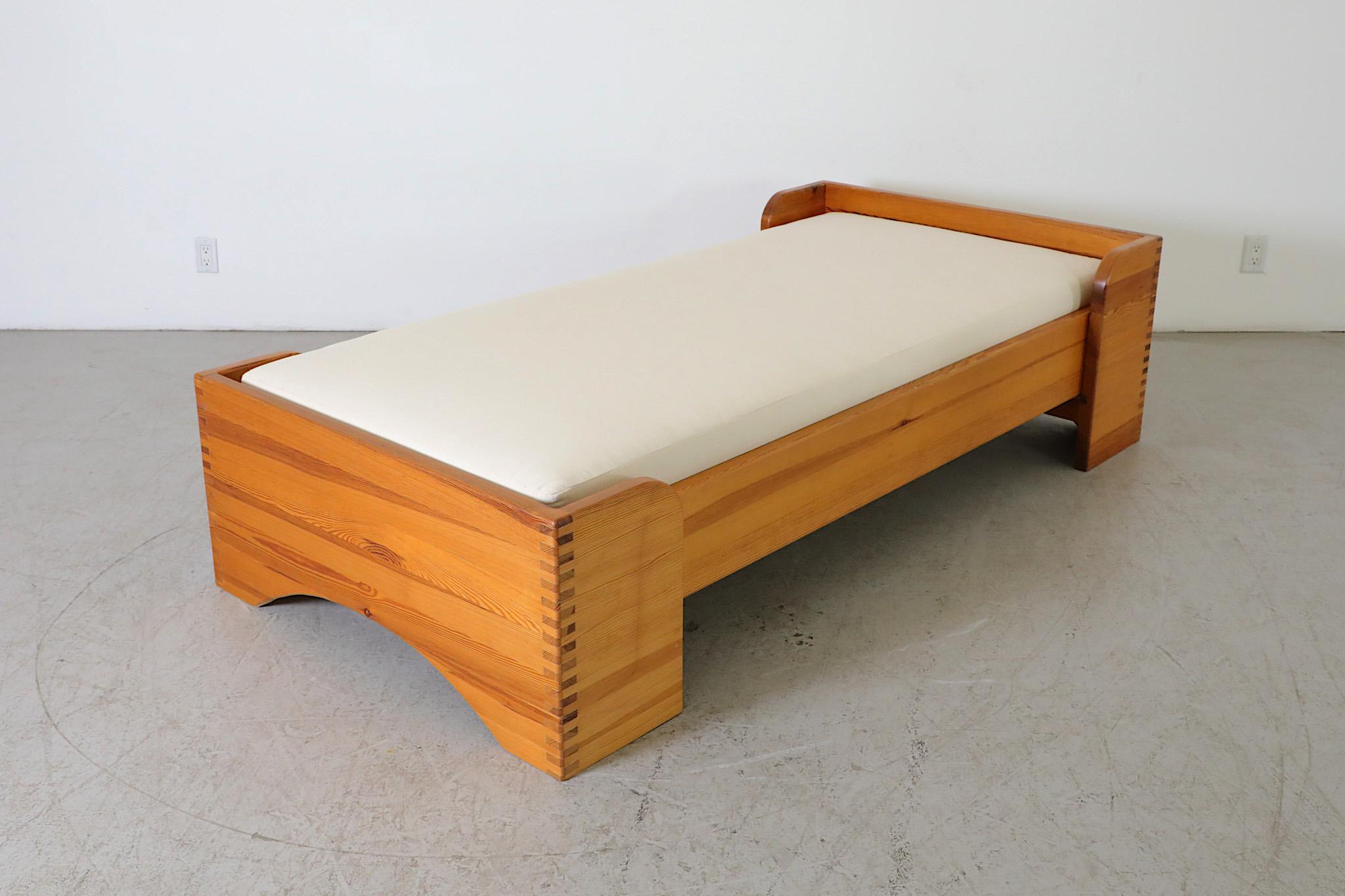 Ate Van Apeldoorn Pine Single Bed Frame with Box Joints and Arched Base For Sale 12
