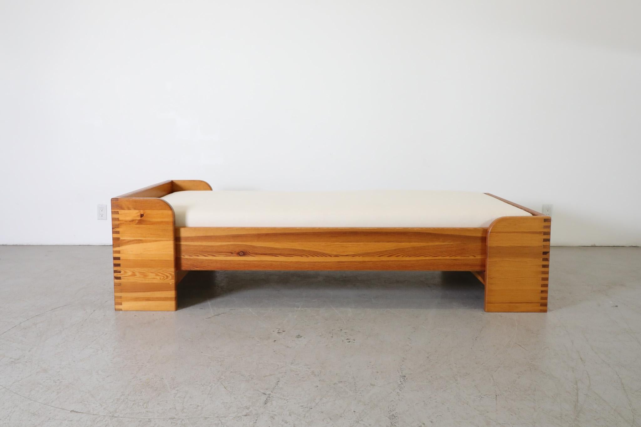 Cadre de lit simple du milieu du siècle dernier par Ate Van Apeldoorn pour Houtwerk Hattem, années 1960. Fabriqué en pin massif avec des joints en caisson et des arcs sur la base, ce cadre de taille européenne convient à un matelas simple de 3' x