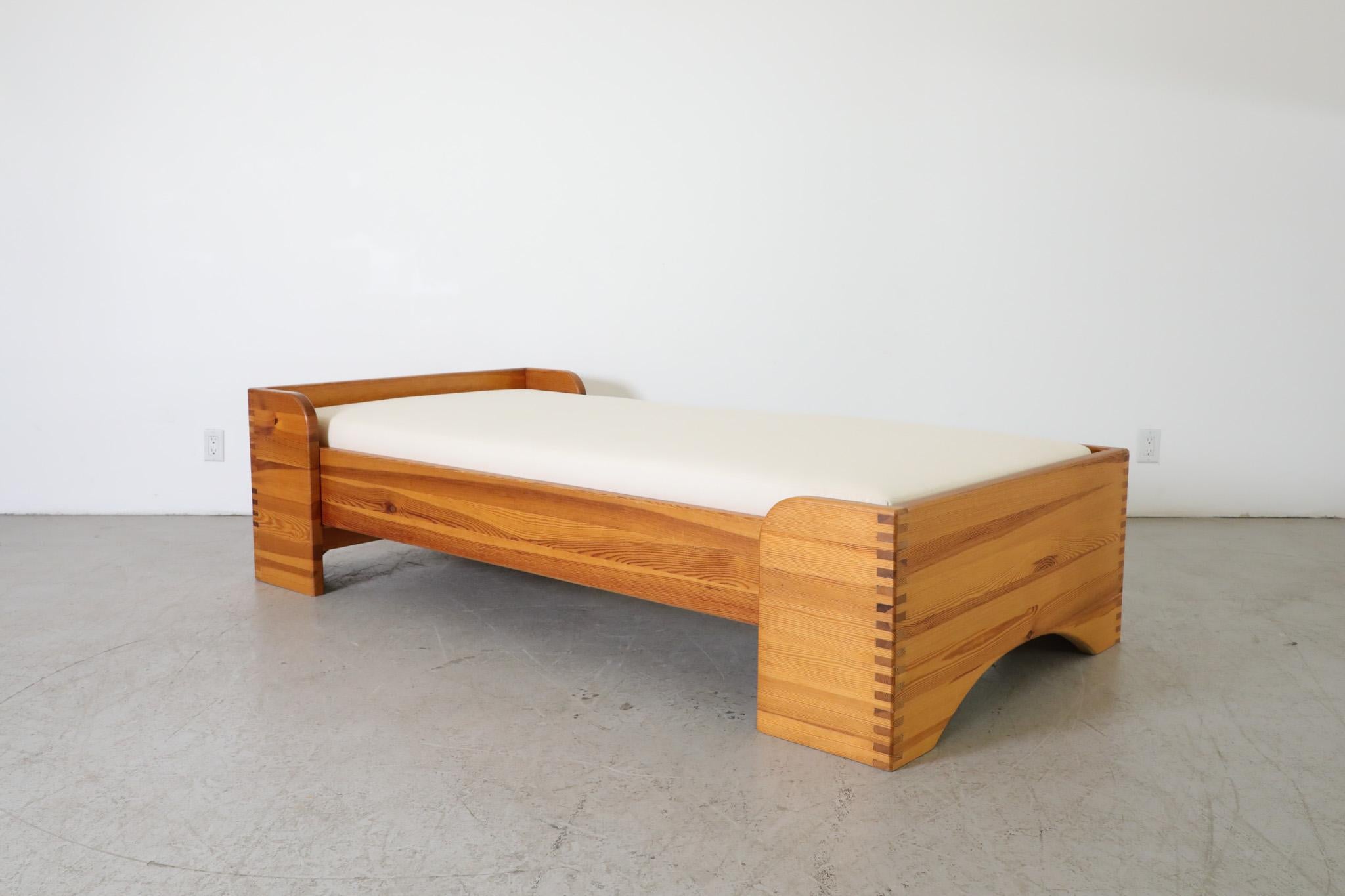 Mid-Century Modern Cadre de lit simple en pin Ate Van Apeldoorn avec joints en forme de boîte et base arquée en vente