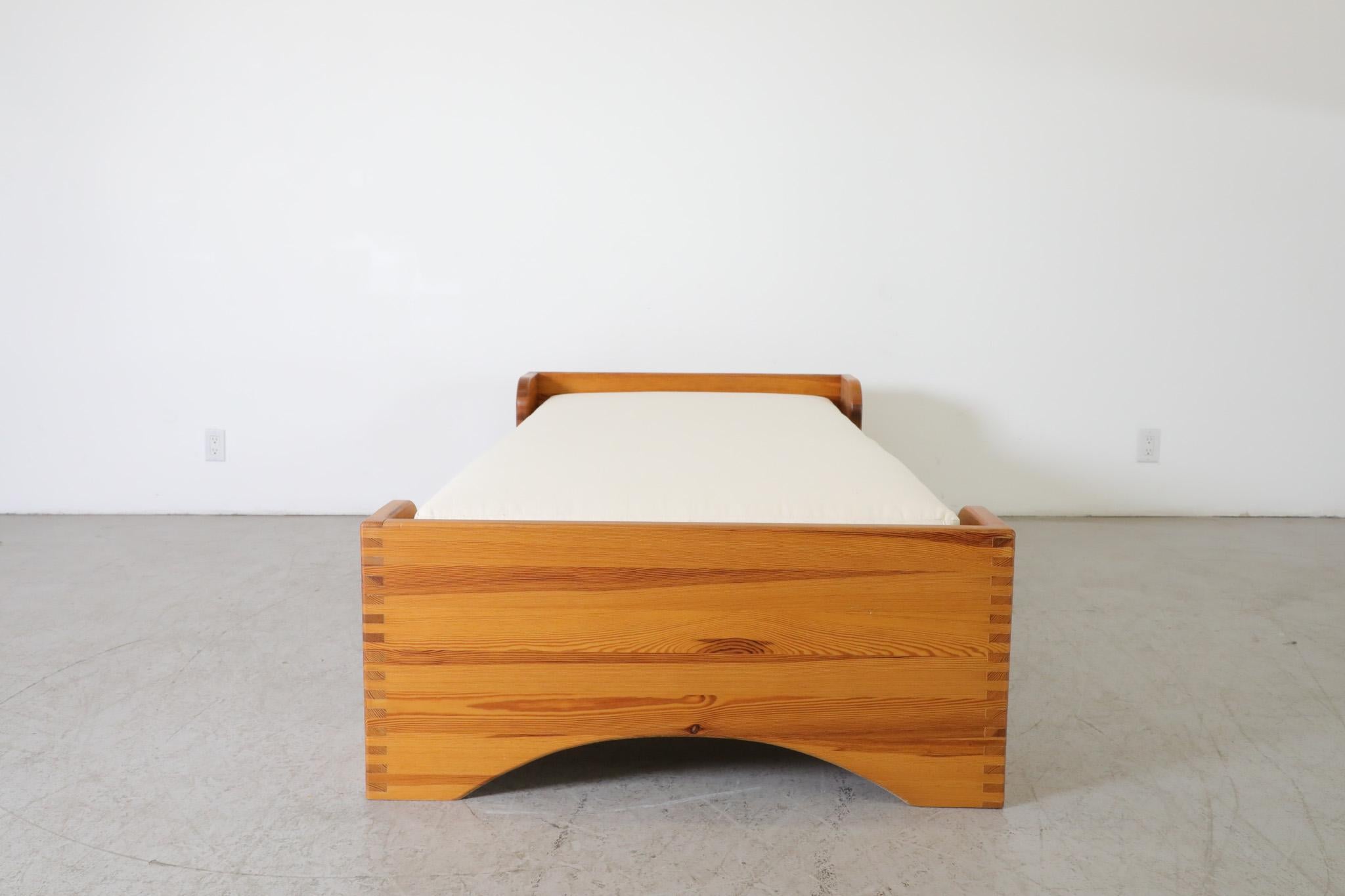 Néerlandais Cadre de lit simple en pin Ate Van Apeldoorn avec joints en forme de boîte et base arquée en vente