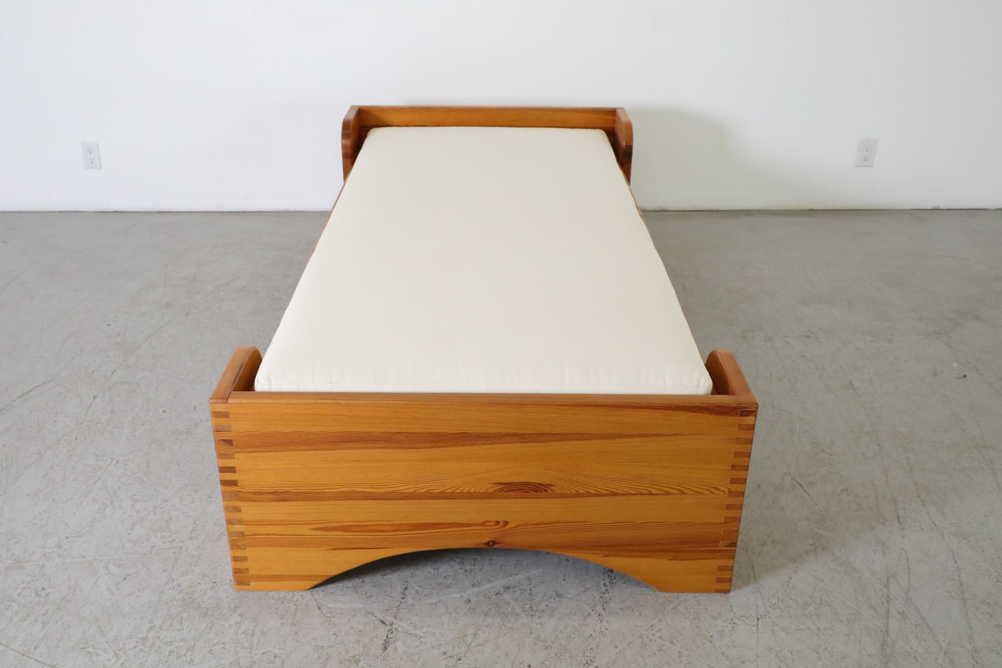 Ate Van Apeldoorn Pine Single Bed Frame with Box Joints and Arched Base In Good Condition For Sale In Los Angeles, CA