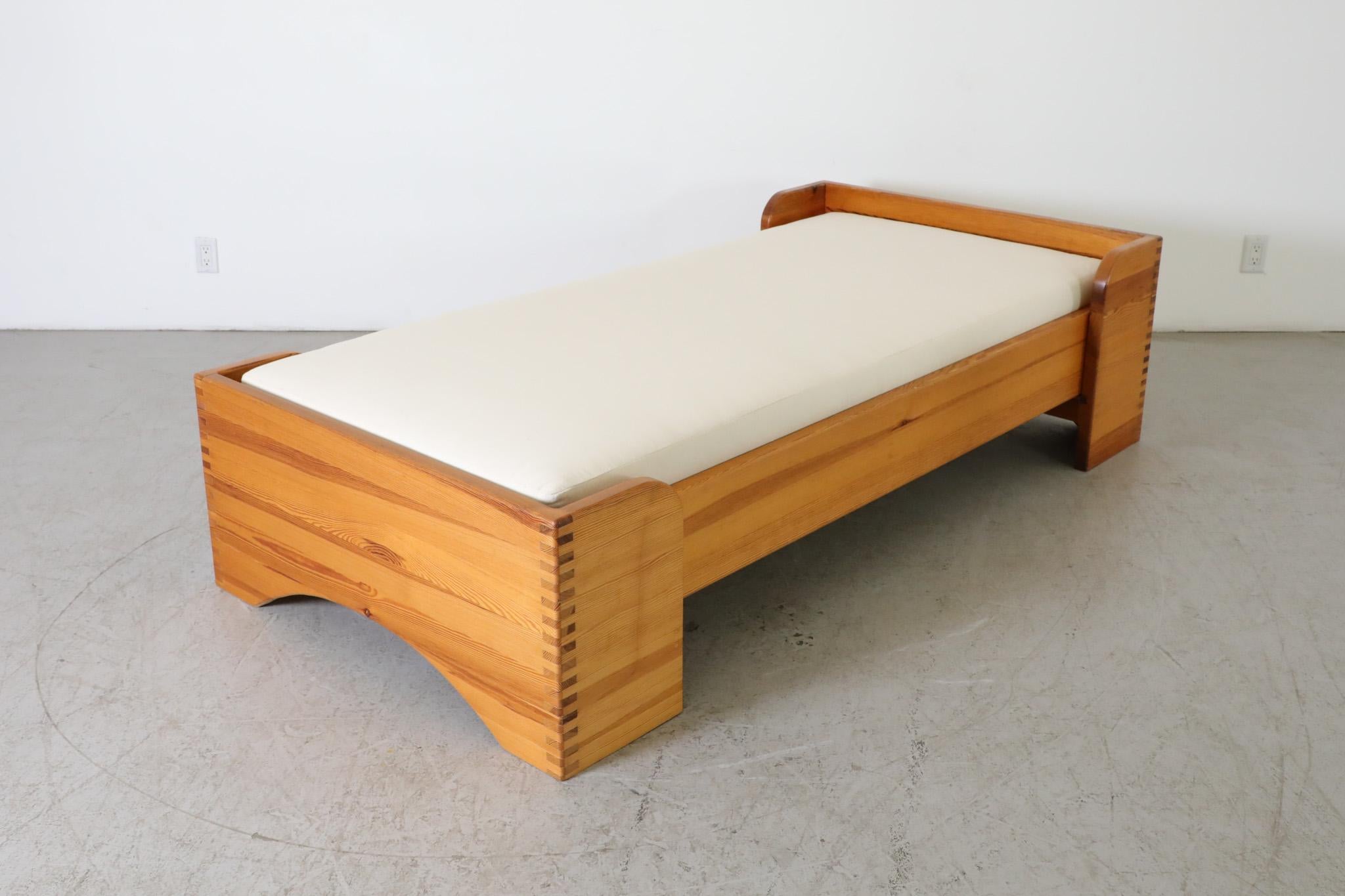 Cadre de lit simple en pin Ate Van Apeldoorn avec joints en forme de boîte et base arquée en vente 1