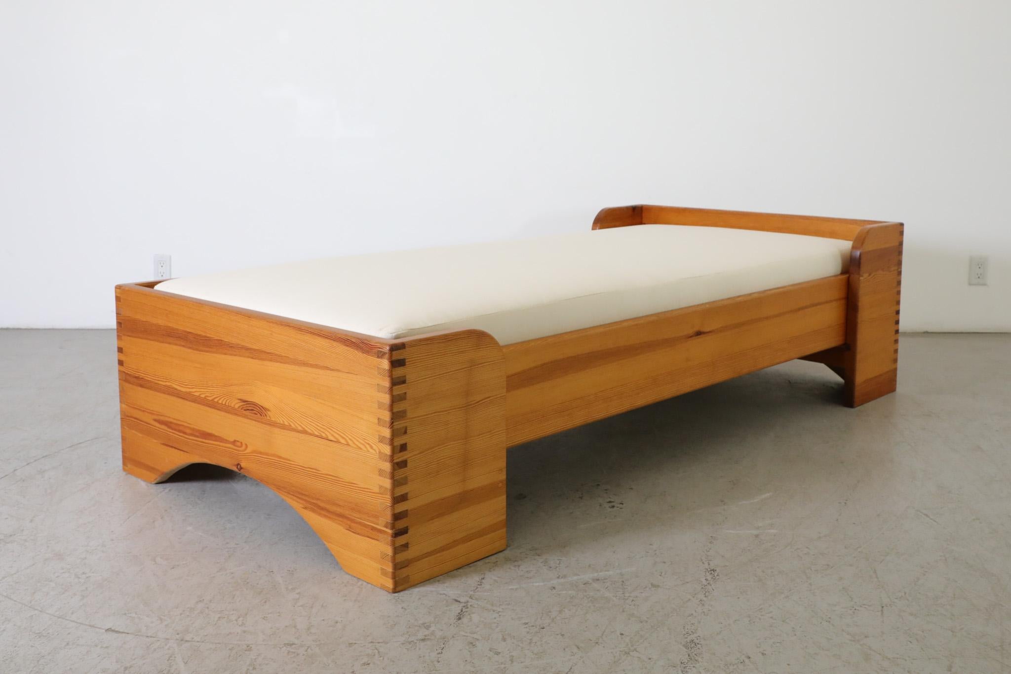 Cadre de lit simple en pin Ate Van Apeldoorn avec joints en forme de boîte et base arquée en vente 2
