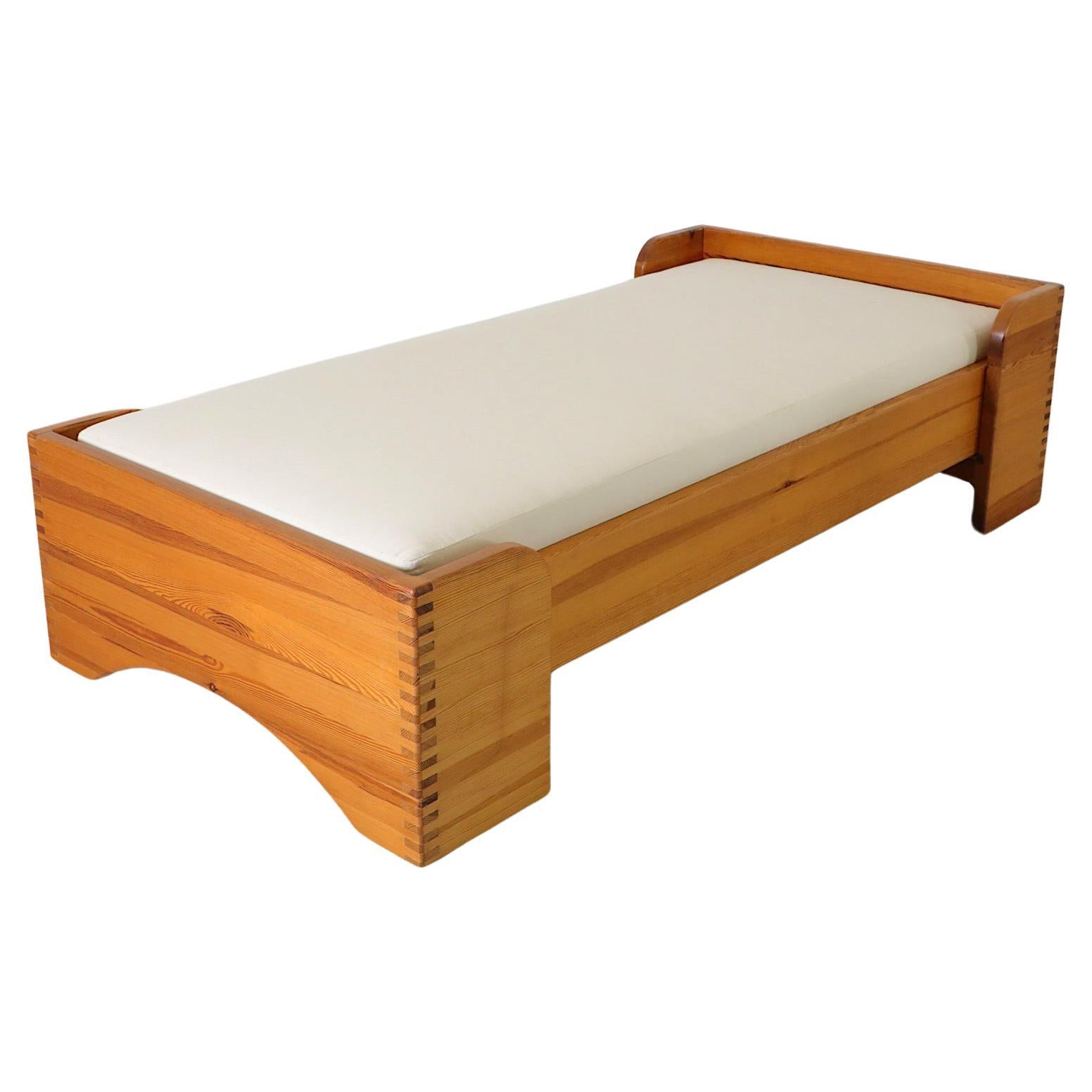 Cadre de lit simple en pin Ate Van Apeldoorn avec joints en forme de boîte et base arquée en vente