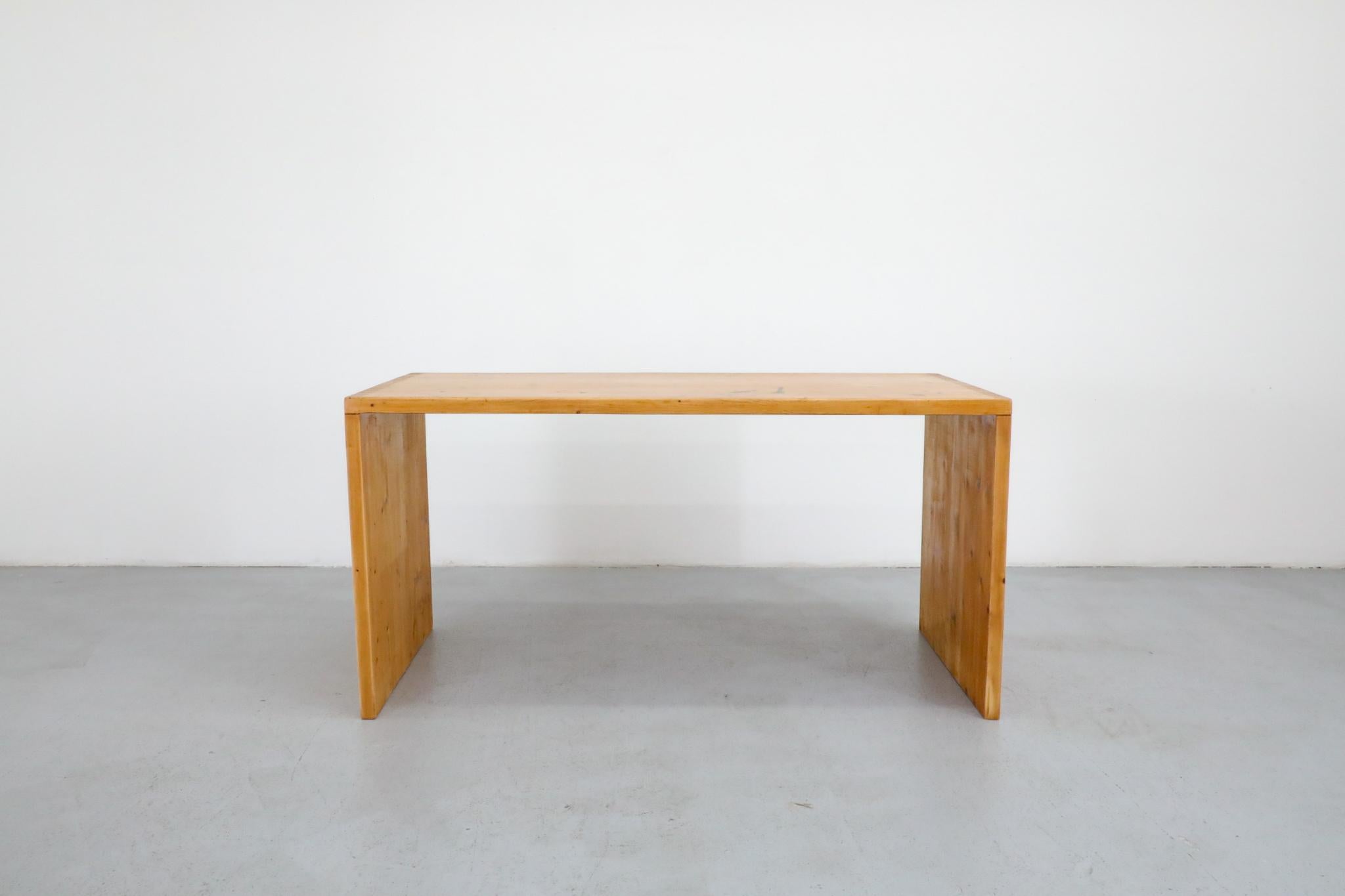 Table cascade en pin naturel hollandais du milieu du siècle, réalisée par Ate Van Apeldoorn pour son studio Houtwerk Hattem. Il s'agit d'un merveilleux exemple de l'esthétique d'Apeldoorn : Un équilibre parfait entre un artisanat époustouflant et un
