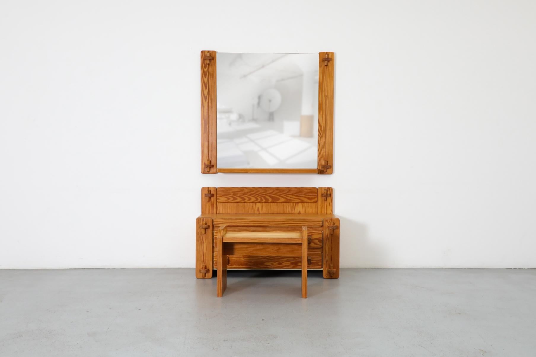 Ensemble de vanité en pin inspiré de Ate van Apeldoorn avec tiroirs, miroir mural et petit tabouret. 
Le tabouret mesure : 21,5 x 11,825 x 14,5/16,25