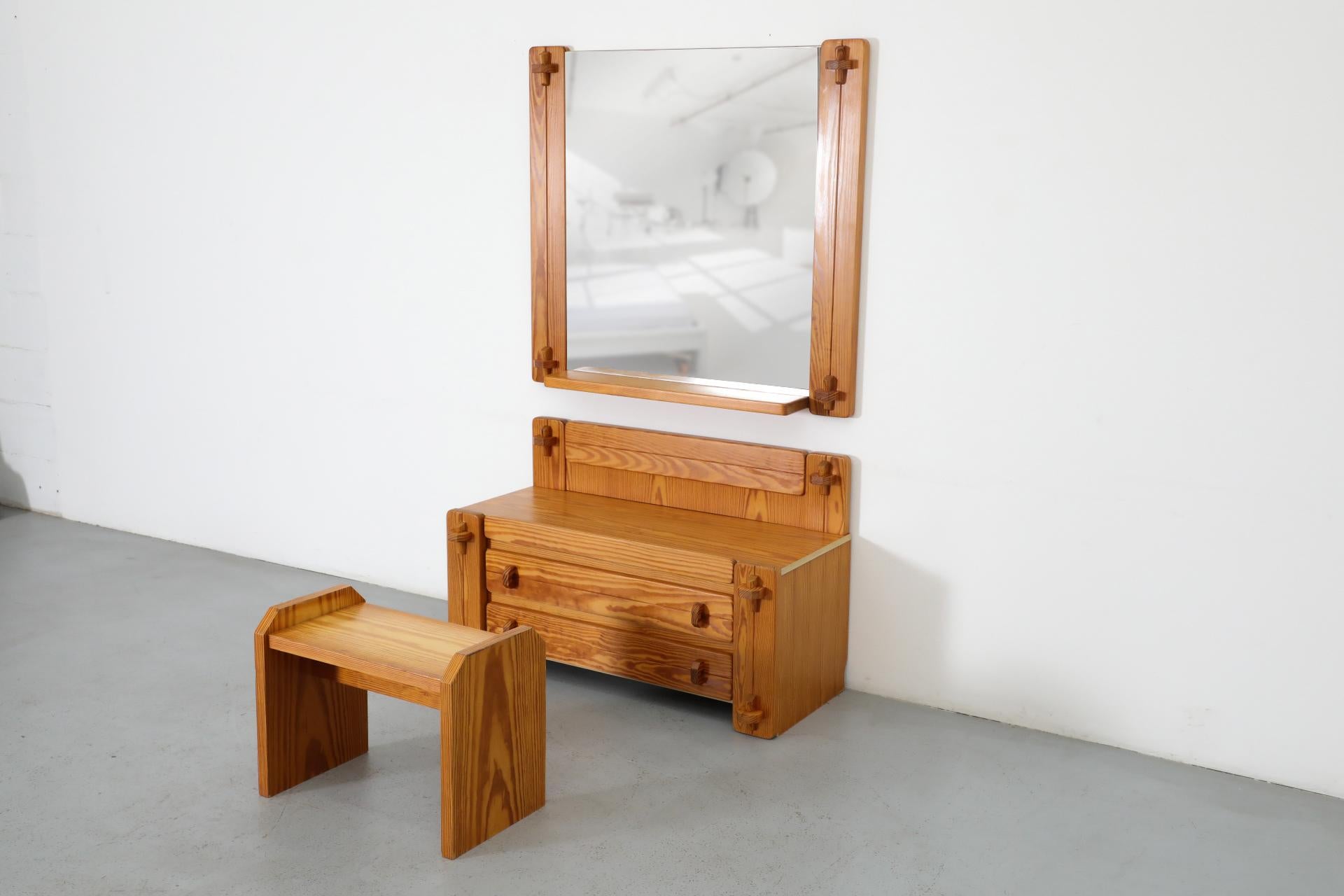 Ensemble de coiffeuses en pin de style Ate van Apeldoorn avec tiroirs, miroir mural et tabouret Bon état - En vente à Los Angeles, CA