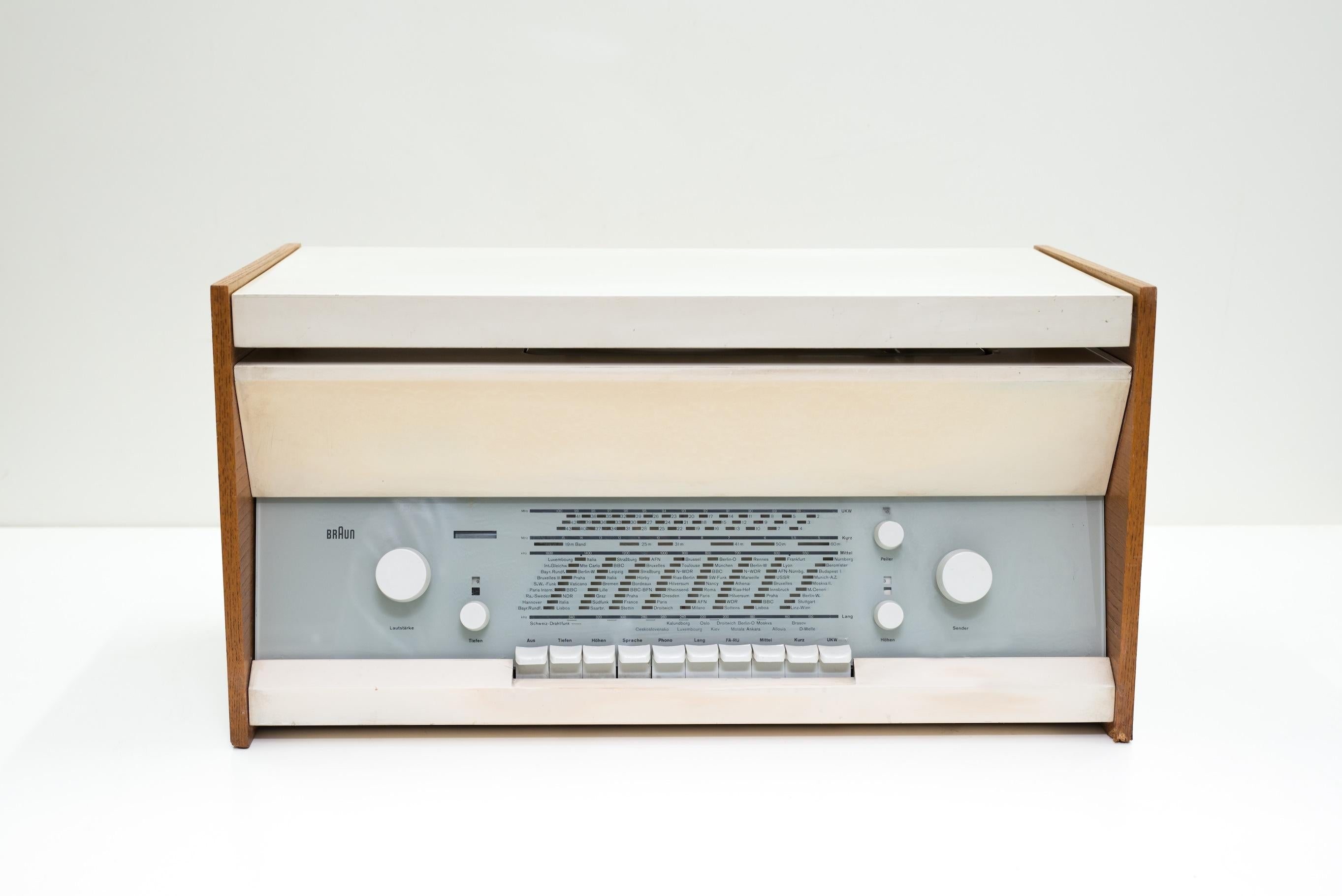 Atelier 1-81 turntable and radio by Dieter Rams was produced by Braun in 1961. It has been completely restored and is in working condition. There are small marks on the wood of the front and the display features scales in excellent condition. The