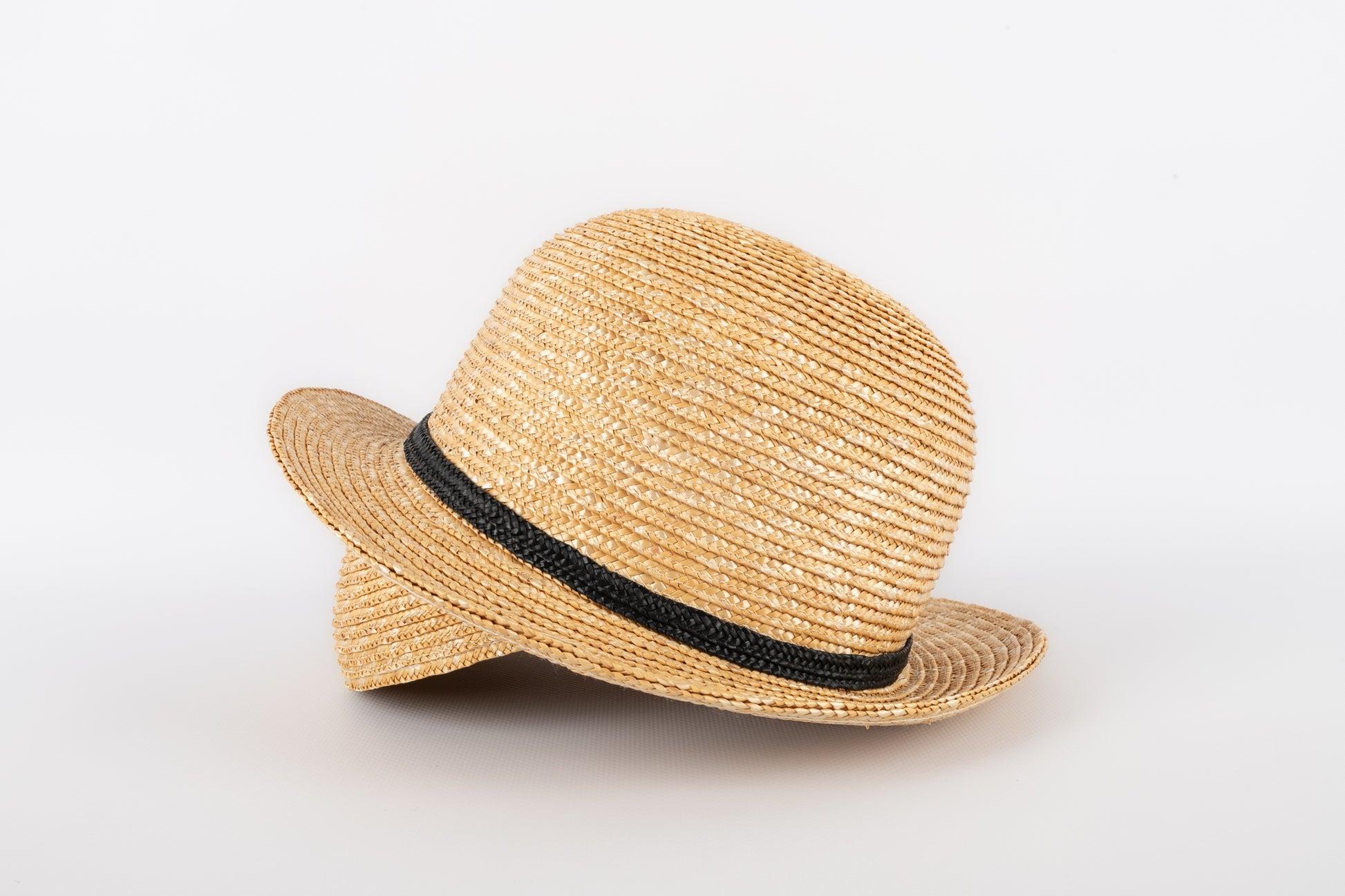 Unknown  - Straw asymmetrical hat.

Additional information: 
Condition: Very good condition
Dimensions: Head circumference: 51 cm

Seller Reference: CHP22