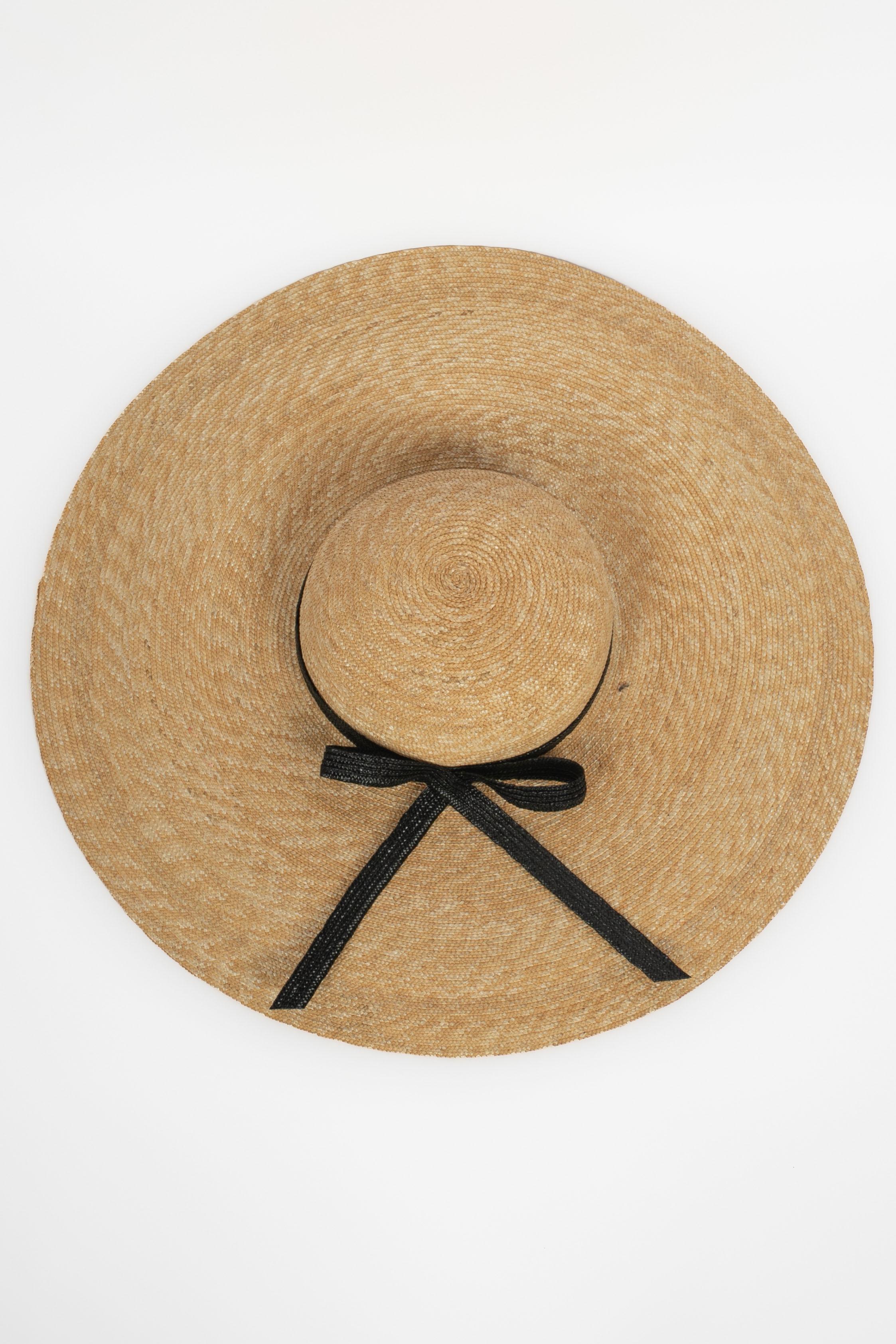 ATELIER 144 - Cappello di paglia molto grande ornato da un fiocco. Marchio Atelier A 144.

Condizioni:
Ottime condizioni

Dimensioni:
Circonferenza della testa 60 cm

SKU:CHP27