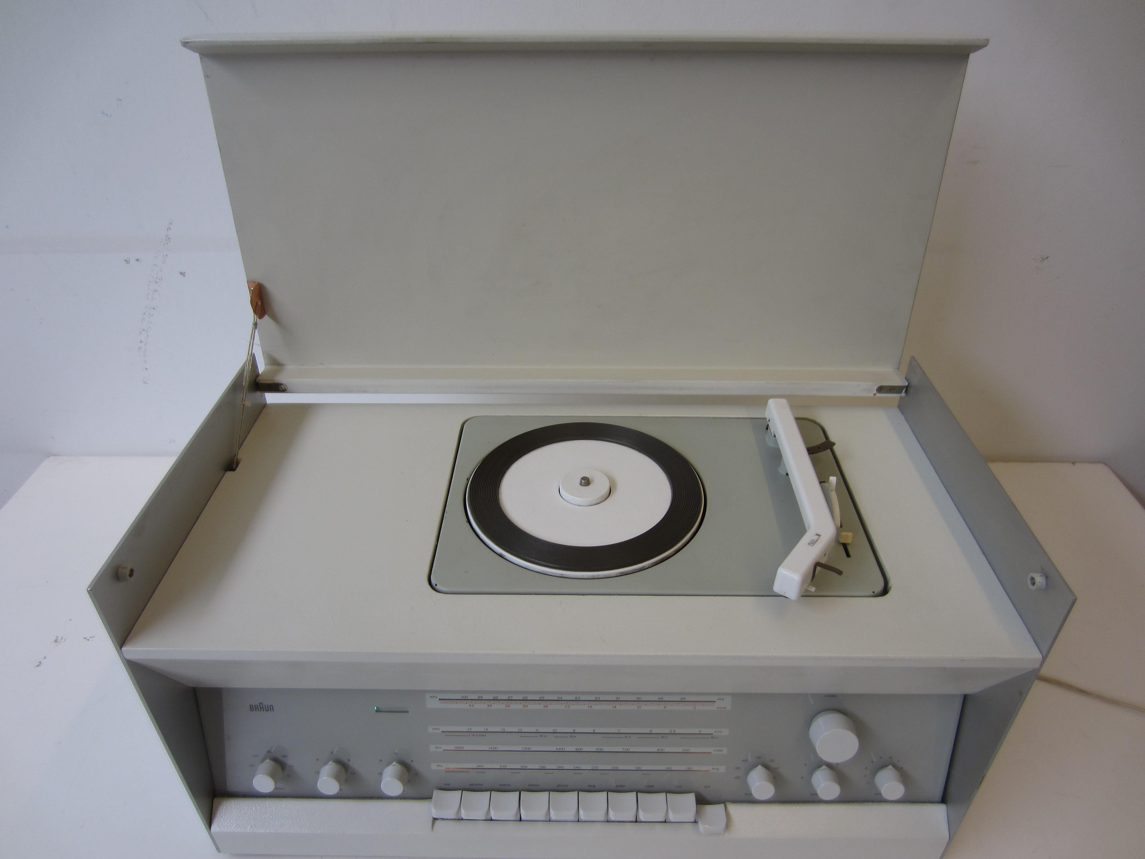 Braun Atelier 3 turntable and radio, model RC 9E designed by Dieter Rams.
Produced by Braun in 1969 and is part of the Atelier project, which replaced aluminum with an asymmetrical face to the receiver module. This transition from natural materials