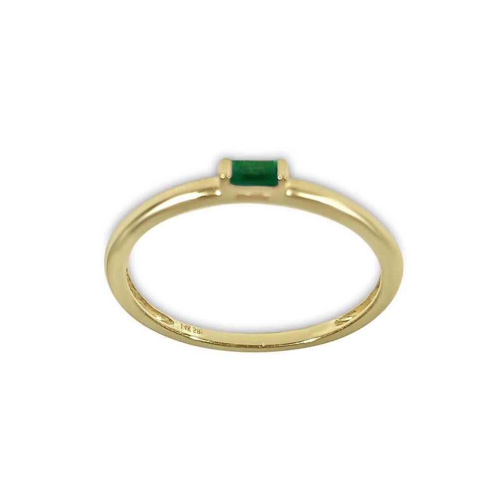 Shoppen Sie unseren zarten 14K Pinky Ring mit einem einfachen und klaren Baguetteschliff Edelstein

Der perfekte Ring für den kleinen Finger! Set in 14K Gelbgold mit einem fantastischen Smaragd Baguette. Kann auch als Midi-Ring getragen