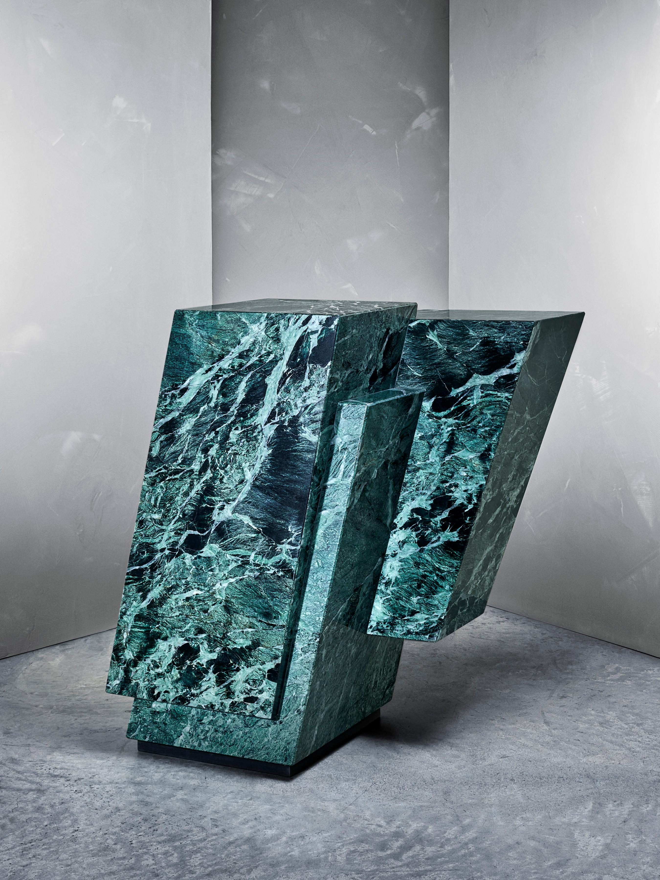 Convergence des systèmes cristallins et des espèces. Couleur et form A. La table d'appoint Verdi Alpi illustre la nature cubique de la pyrite et la profondeur de la dioptase verte. Jusqu'à présent, ce tableau n'a été créé qu'une seule fois, le