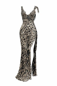 ATELIER Schwarzes Kleid aus transparenter französischer Spitze mit grauer Metallperle