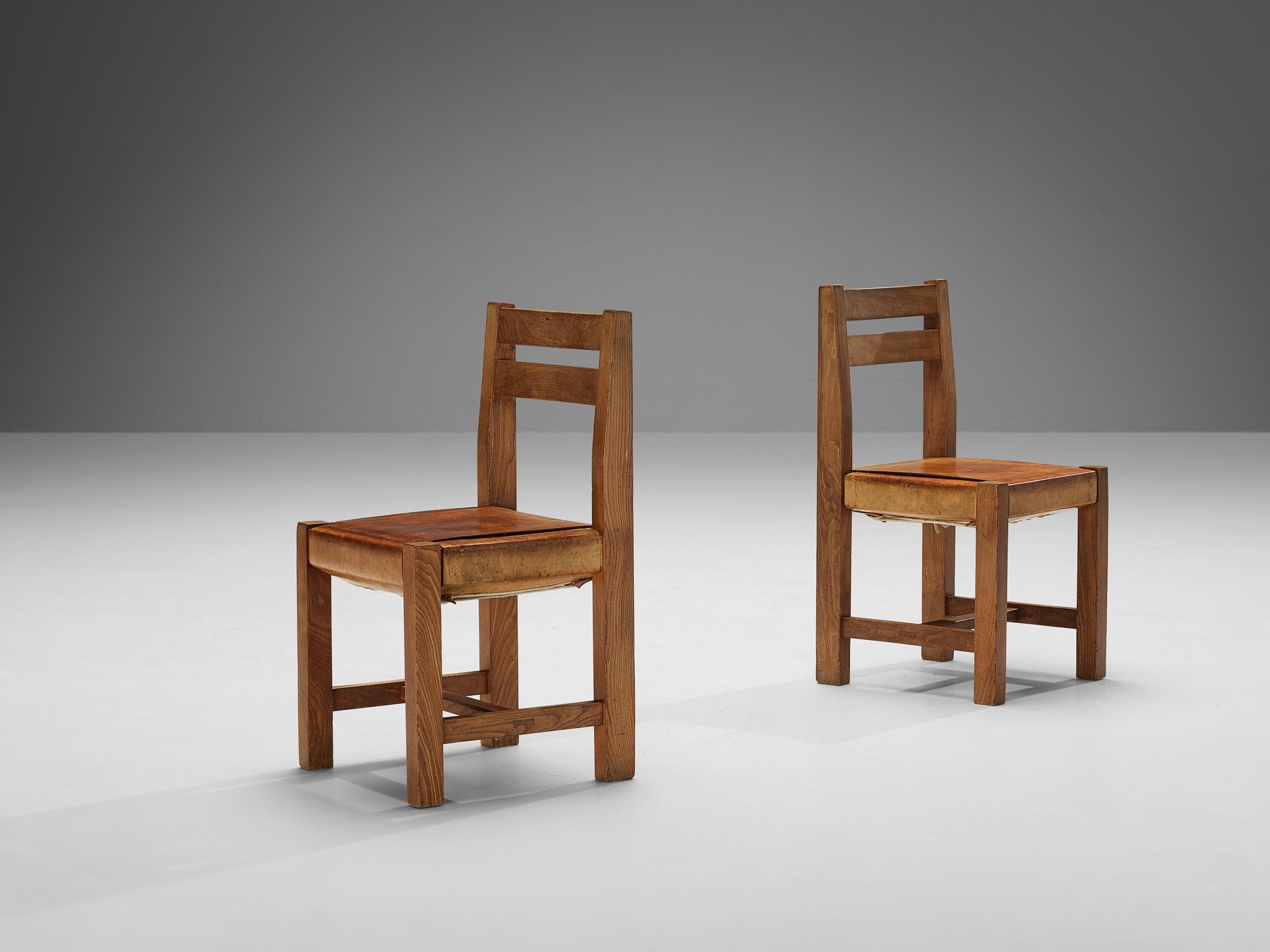 Mid-Century Modern Ensemble de quatre chaises de salle à manger Atelier C. Demoyen en orme et cuir cognac  en vente