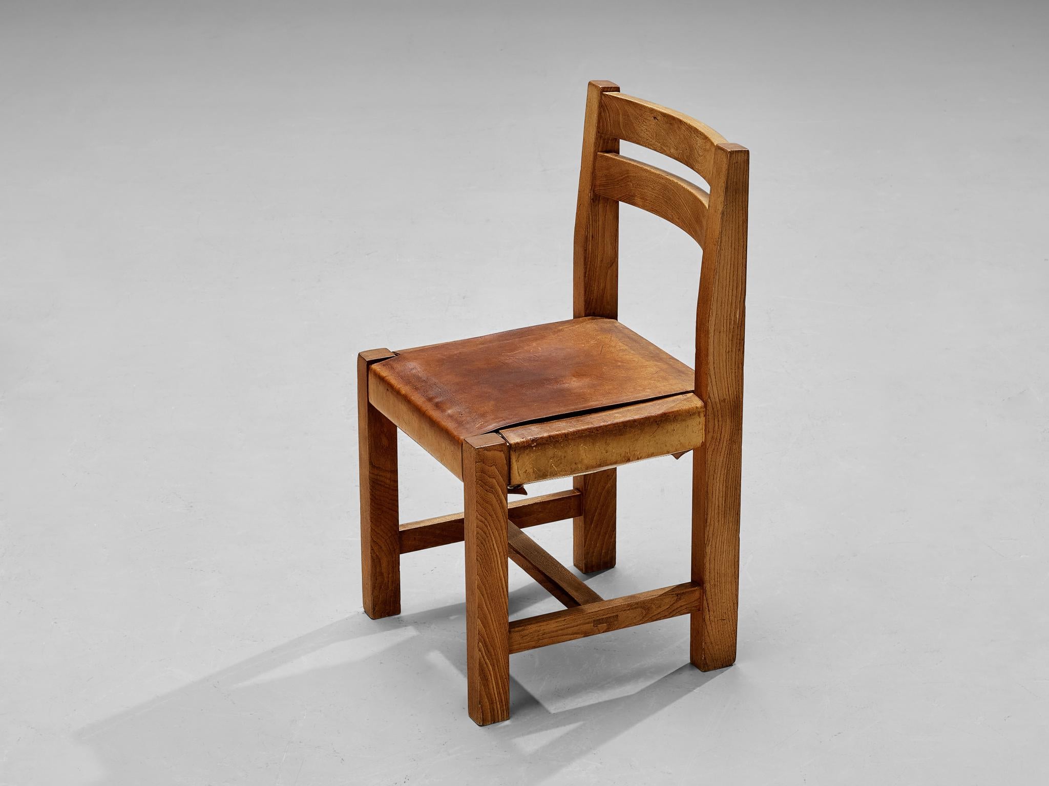 Fin du 20e siècle Ensemble de quatre chaises de salle à manger Atelier C. Demoyen en orme et cuir cognac  en vente