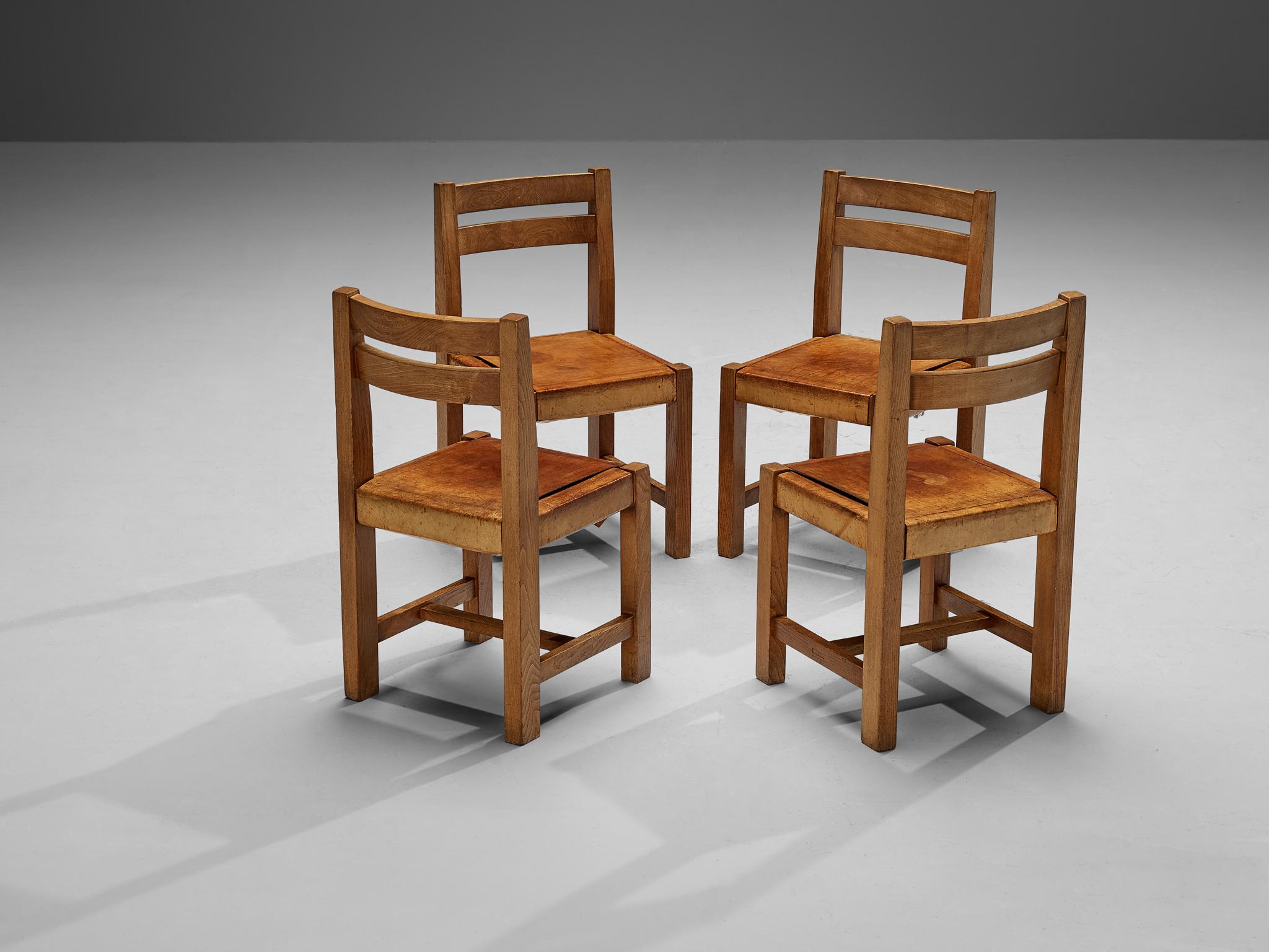 Ensemble de quatre chaises de salle à manger Atelier C. Demoyen en orme et cuir cognac  en vente 1