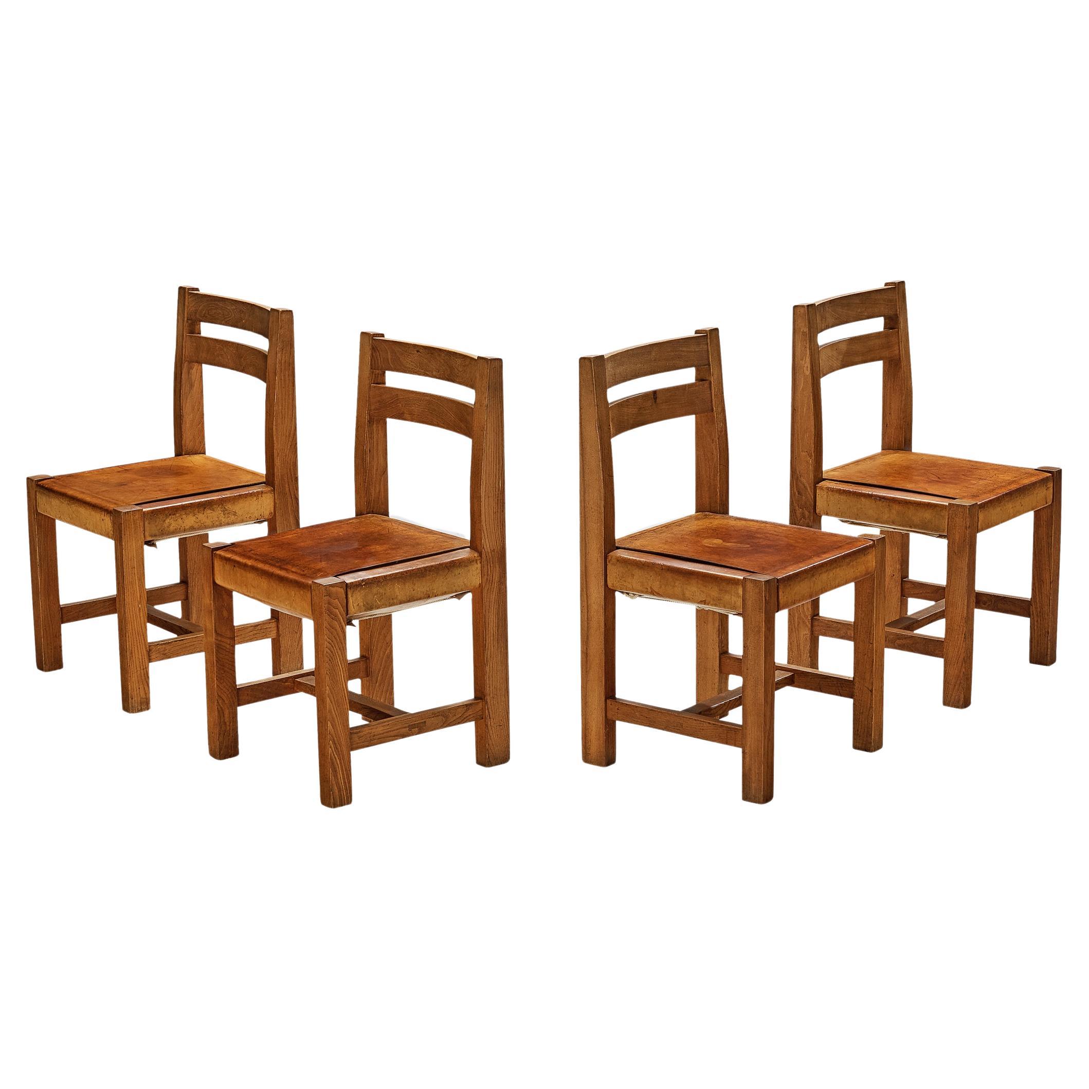 Ensemble de quatre chaises de salle à manger Atelier C. Demoyen en orme et cuir cognac  en vente