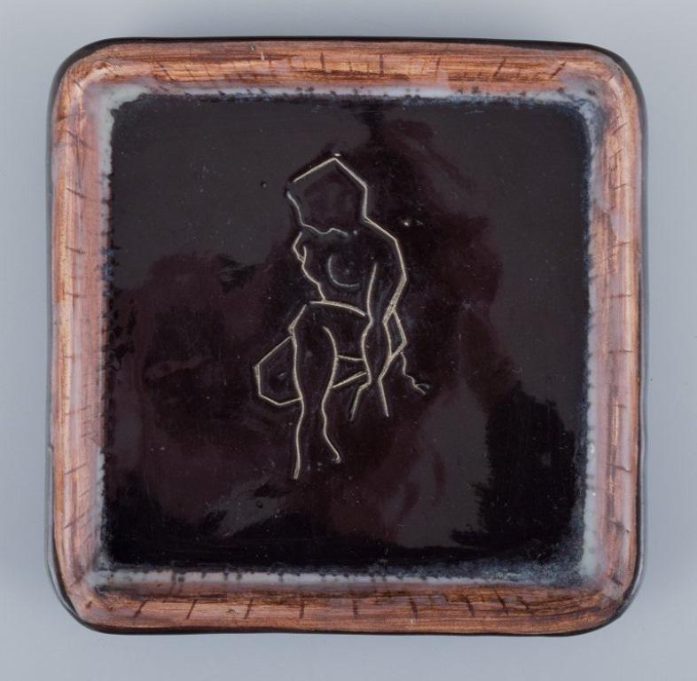 Atelier Cerenne, Vallauris, France.
Handmade dish with a motif of a nude woman.
From the 1960s.
Marked.
In excellent condition.
Dimensions: D 16.5 cm.